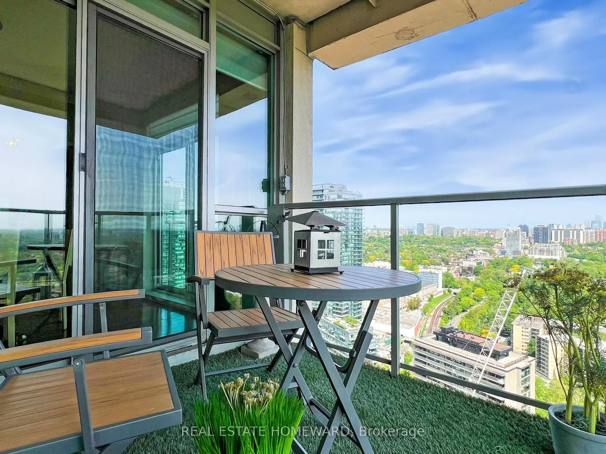 8 Park Road, #PH3703