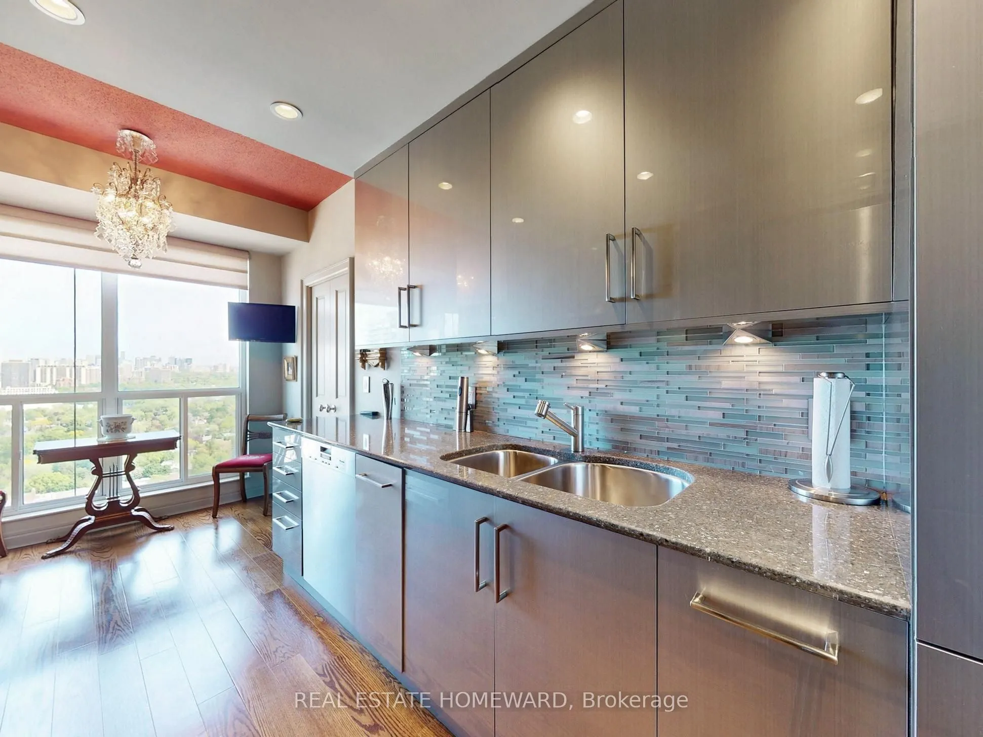 8 Park Road, #PH3703