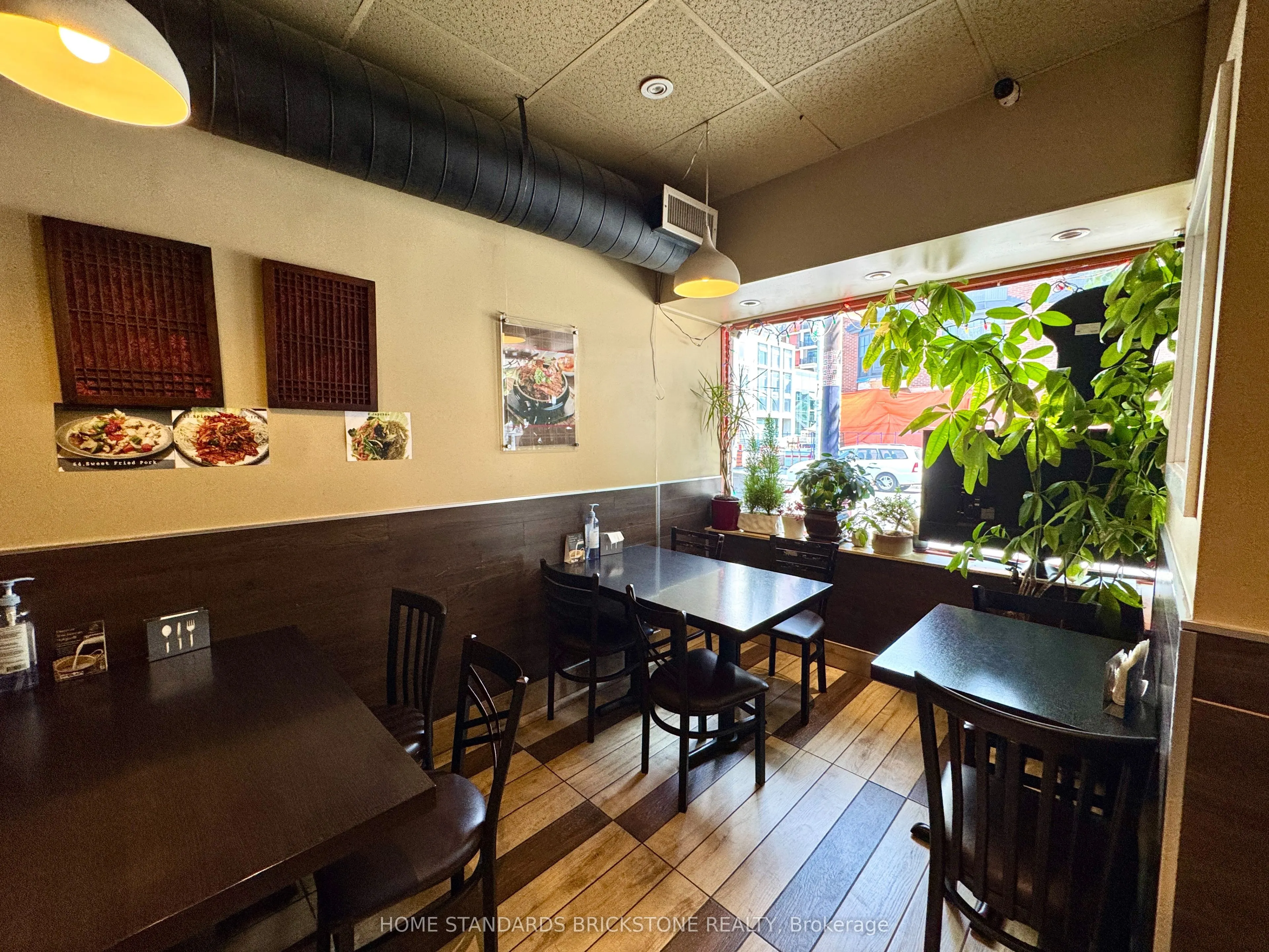586 Bloor Street W
