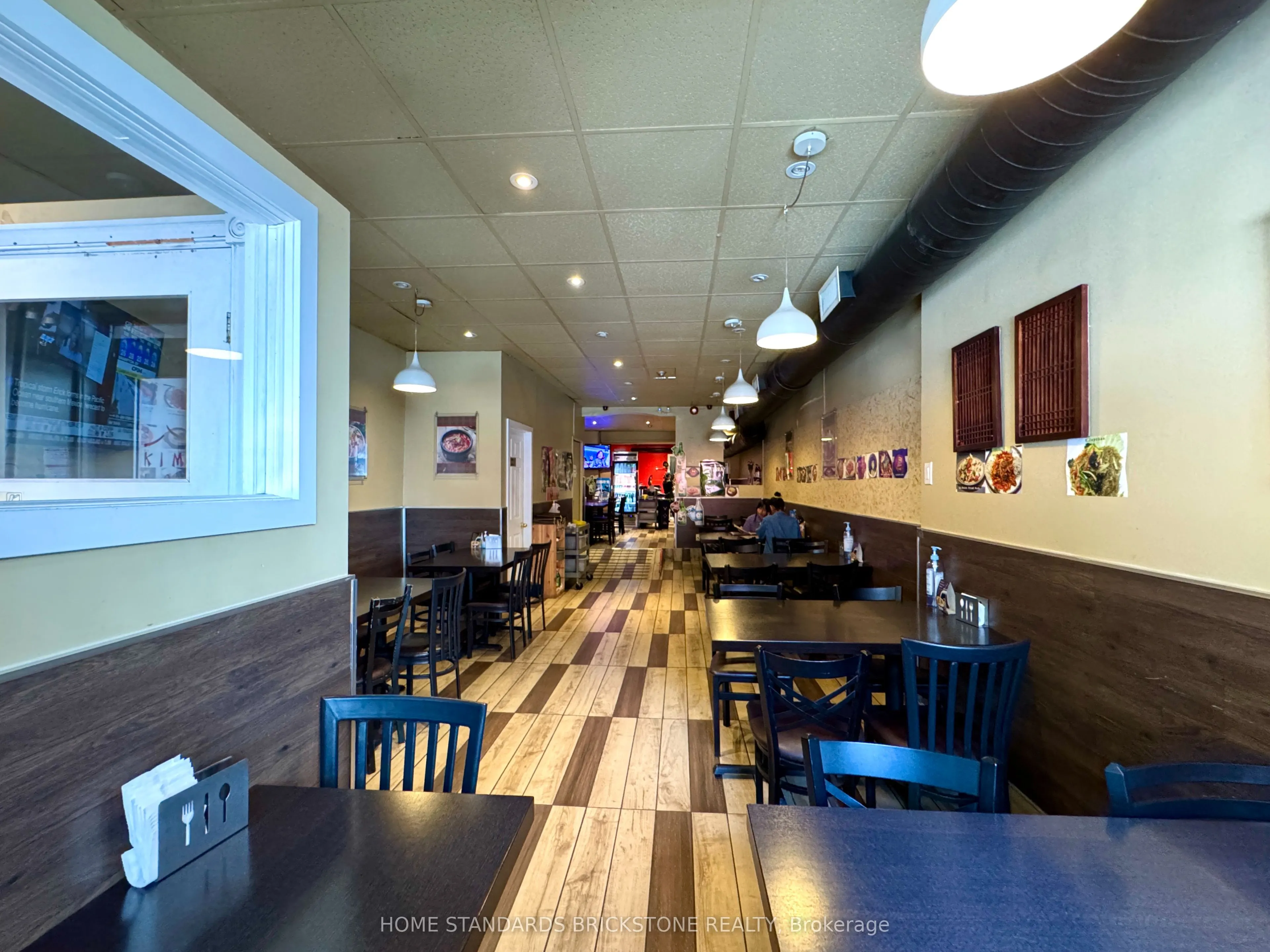 586 Bloor Street W