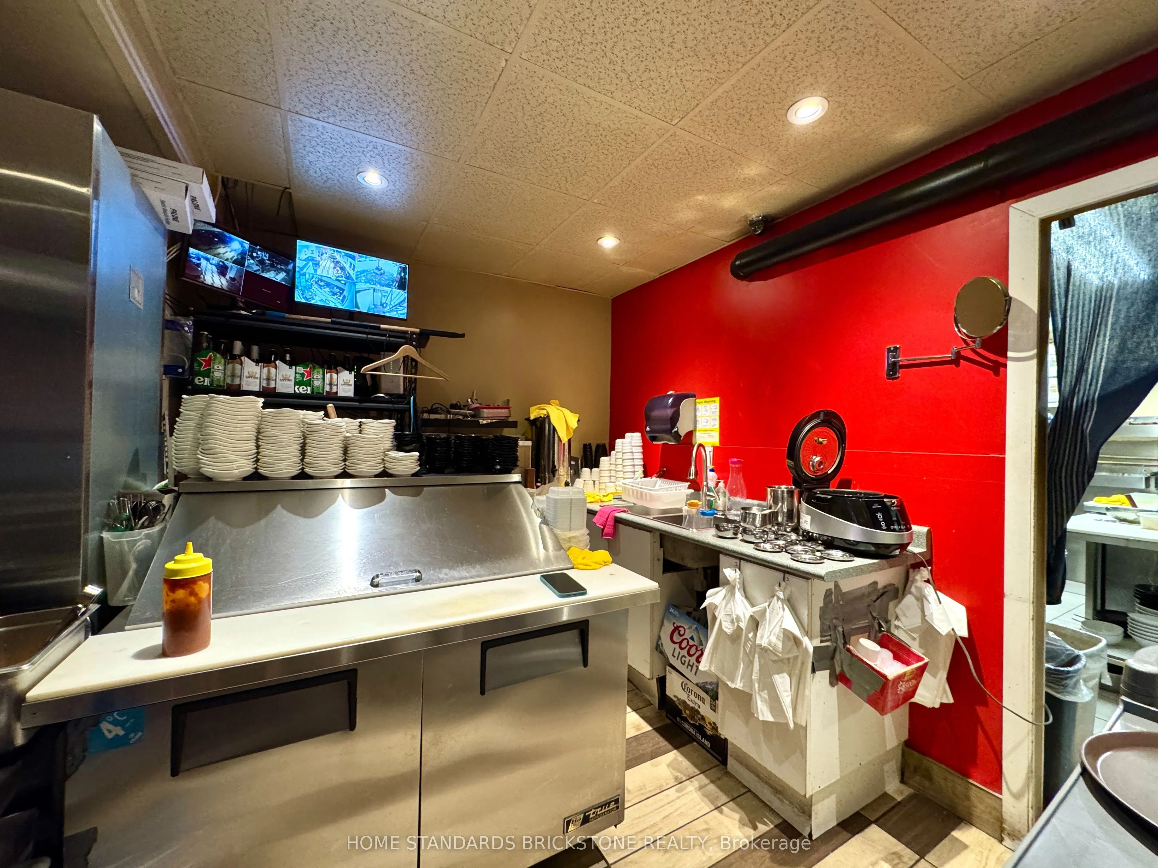 586 Bloor Street W