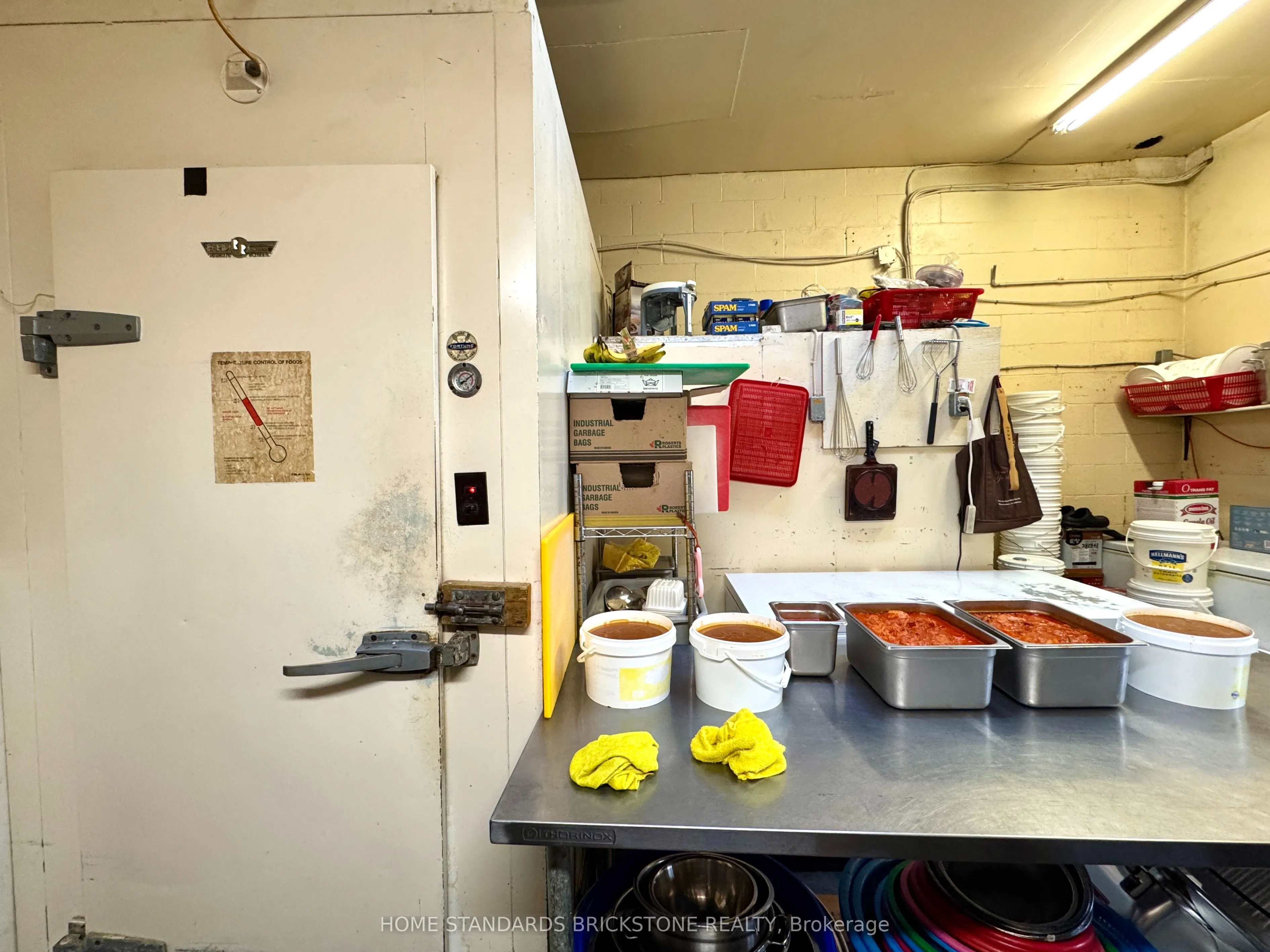 586 Bloor Street W