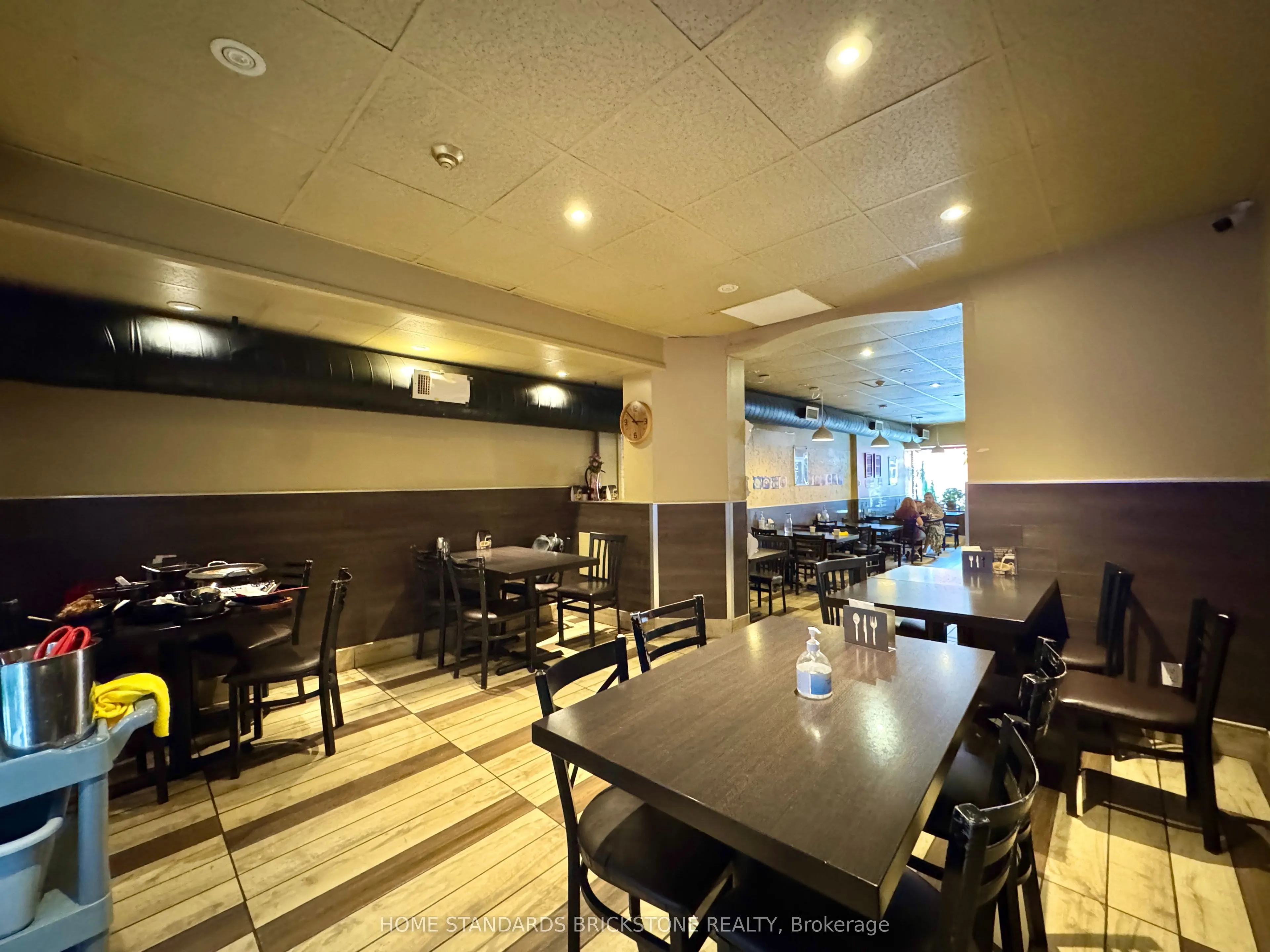 586 Bloor Street W