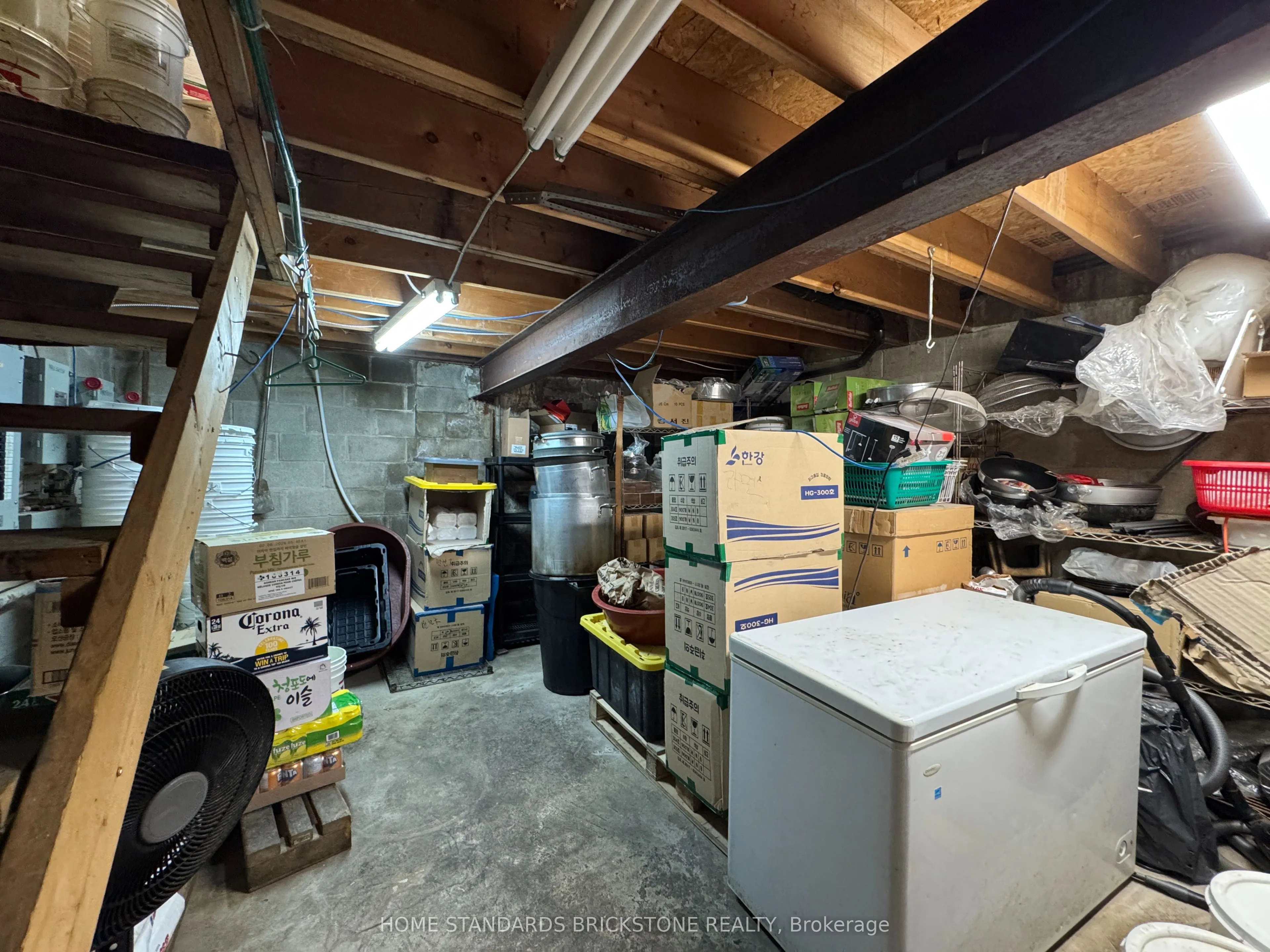 586 Bloor Street W