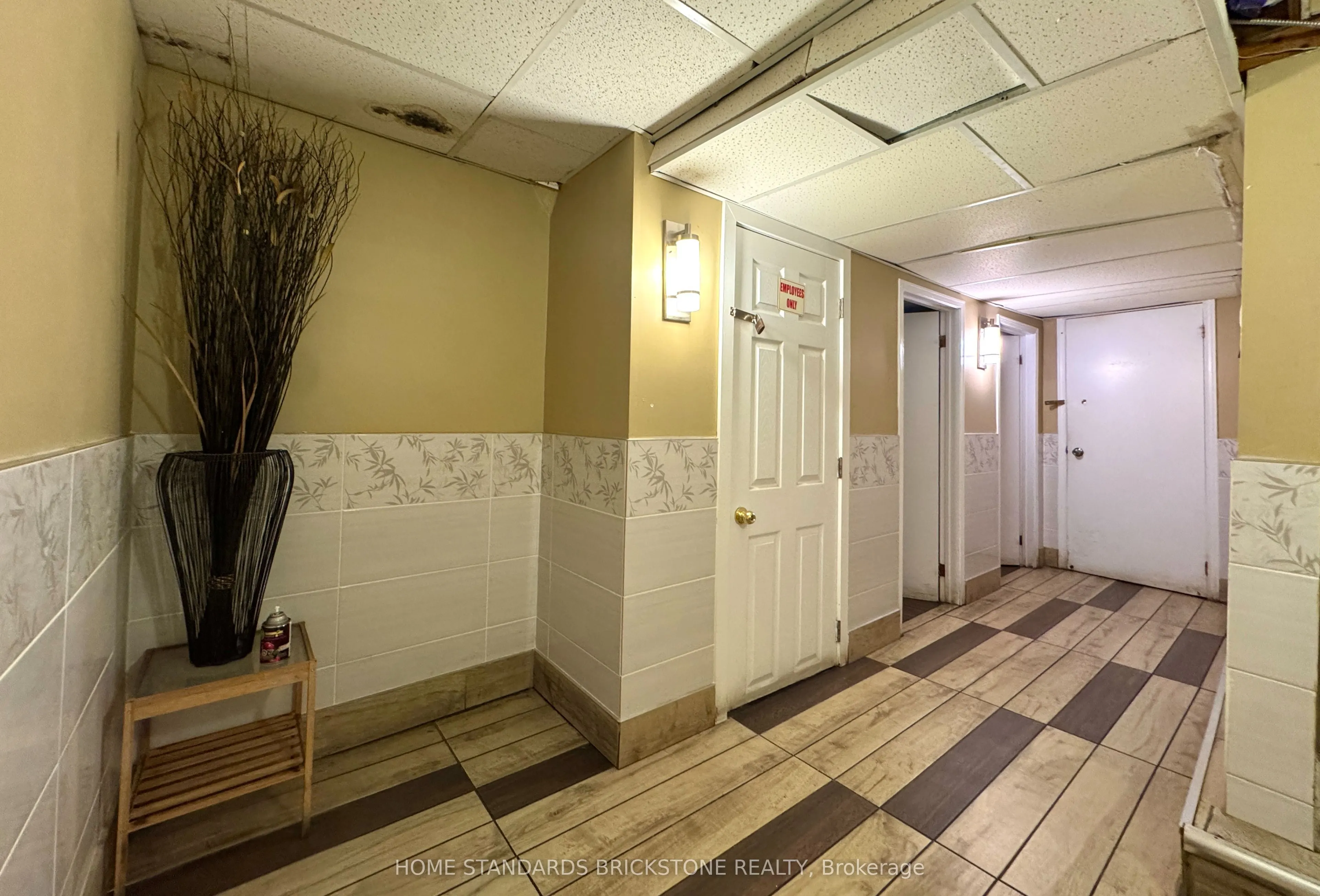 586 Bloor Street W