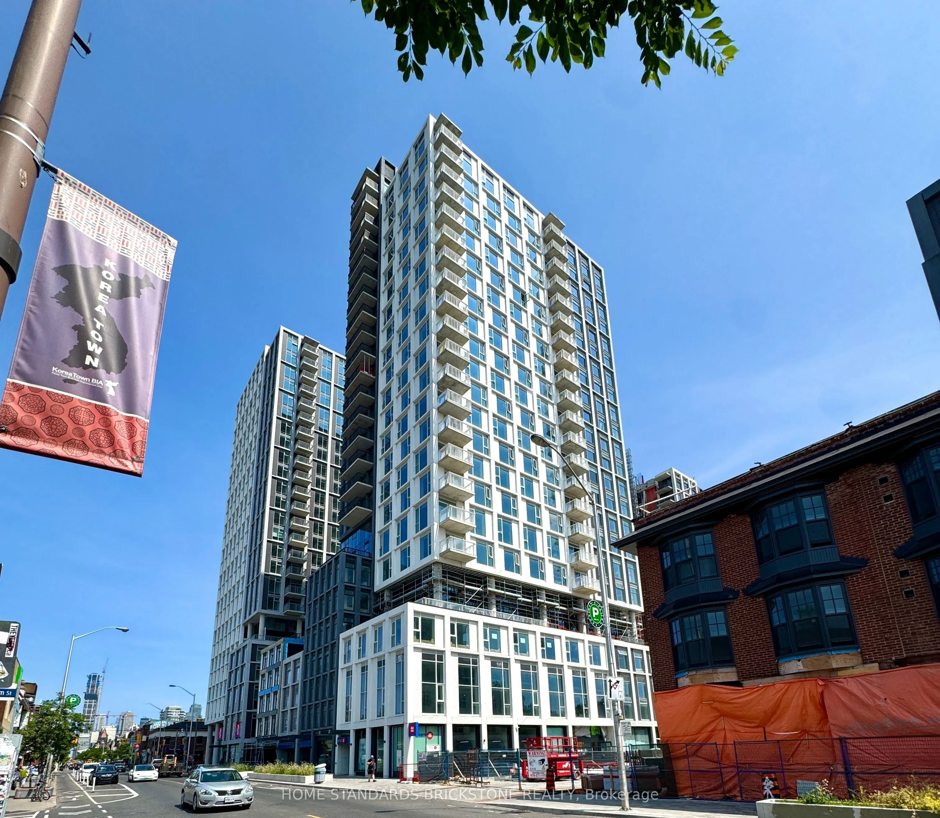 586 Bloor Street W