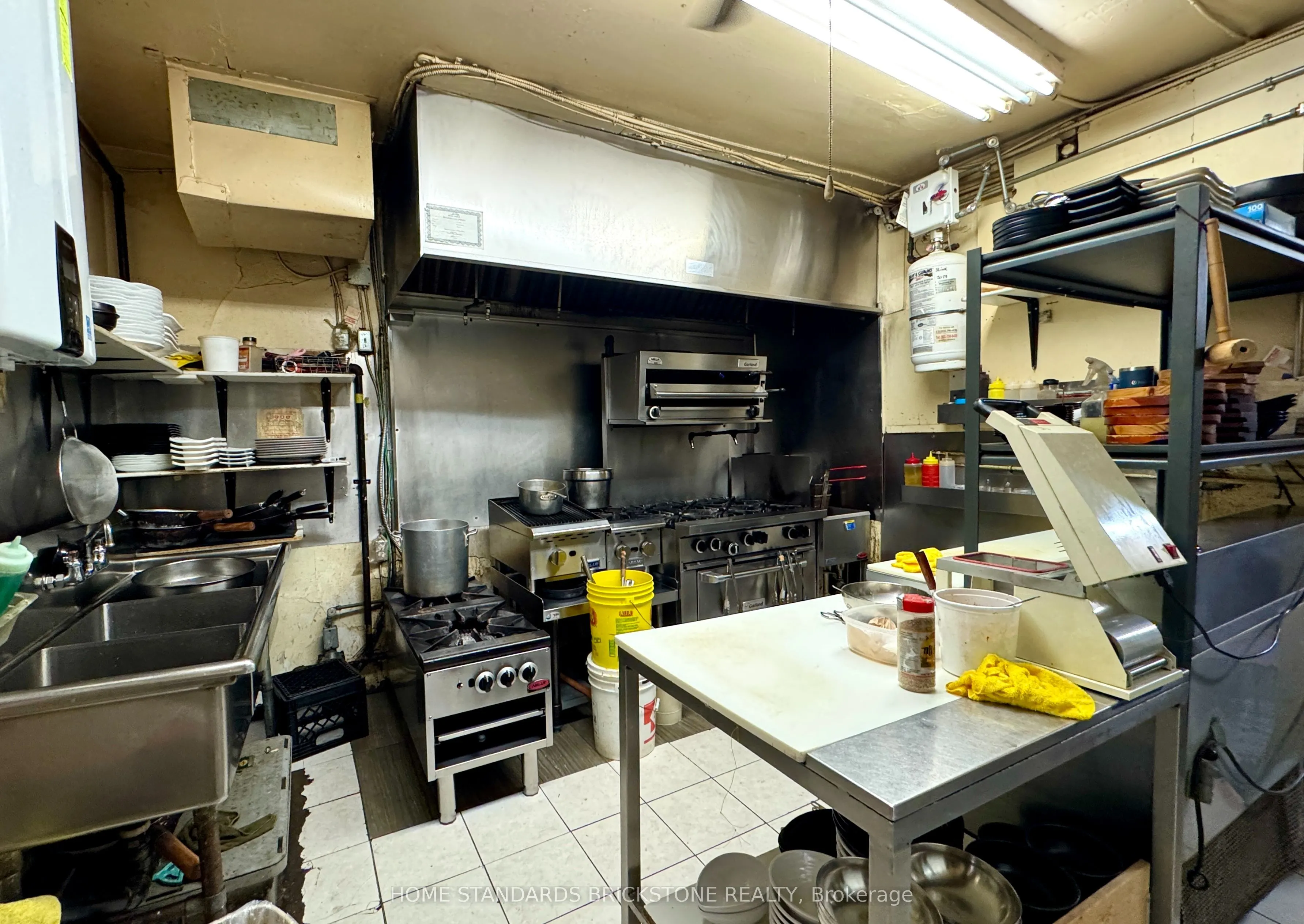 586 Bloor Street W
