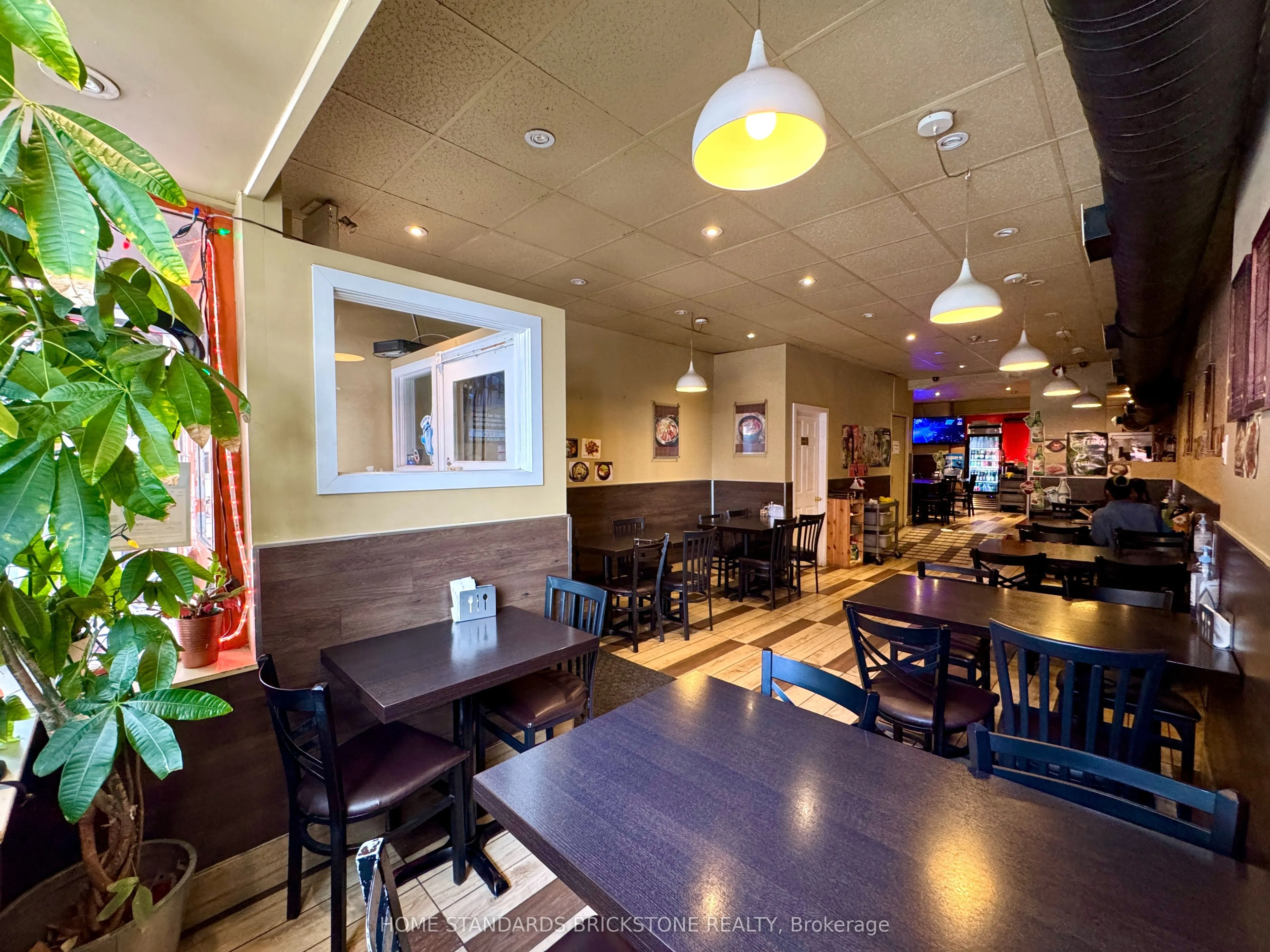 586 Bloor Street W