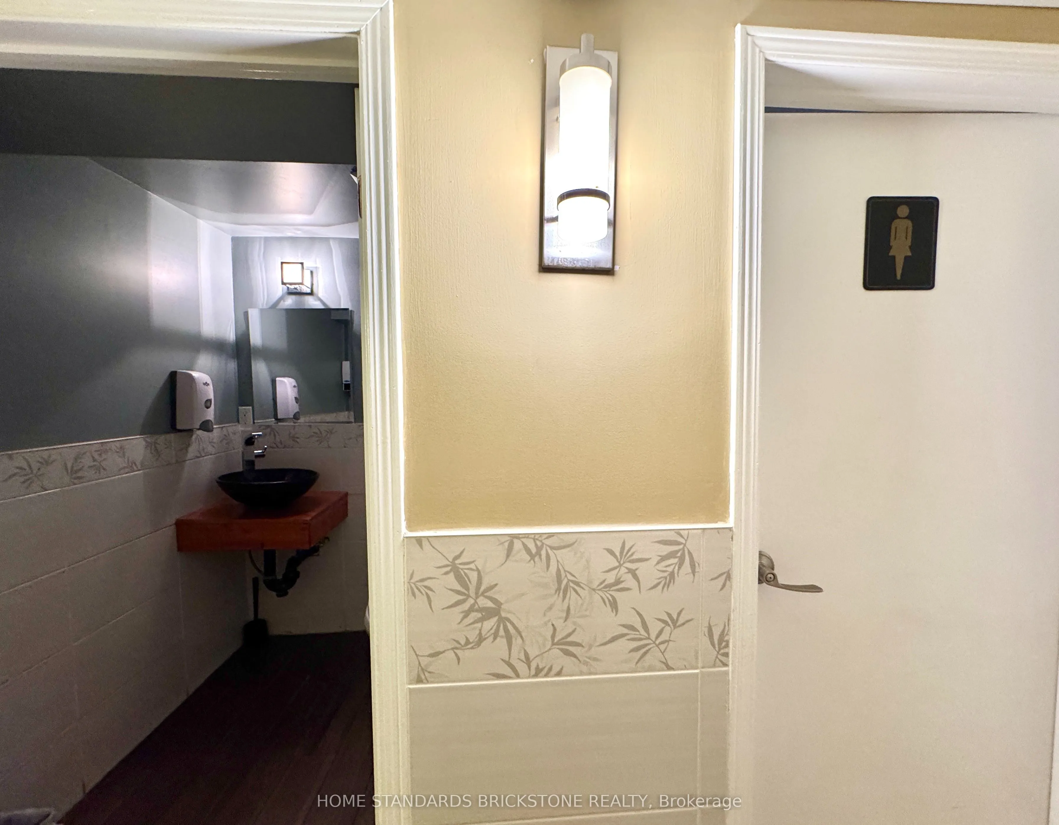 586 Bloor Street W