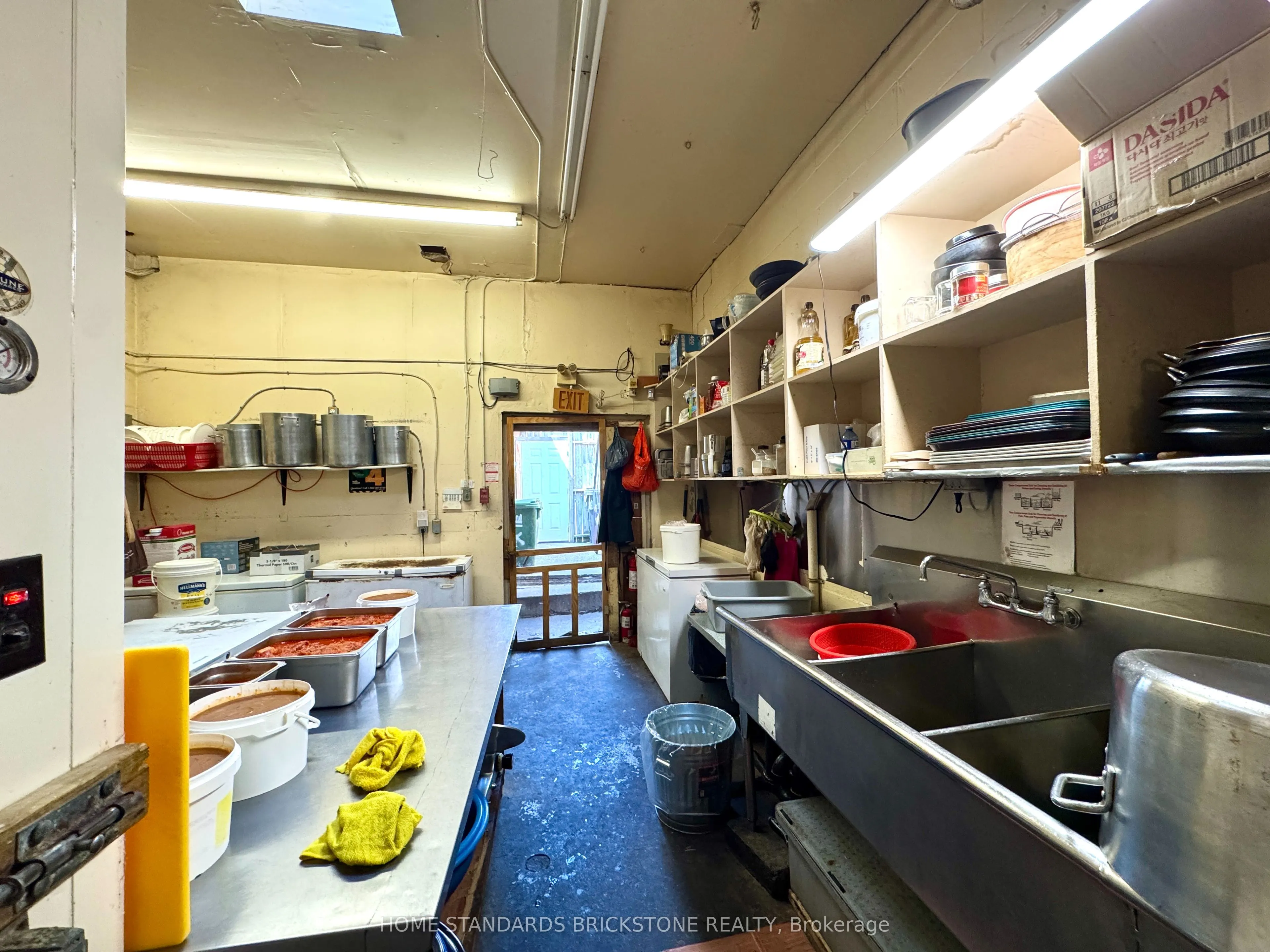 586 Bloor Street W