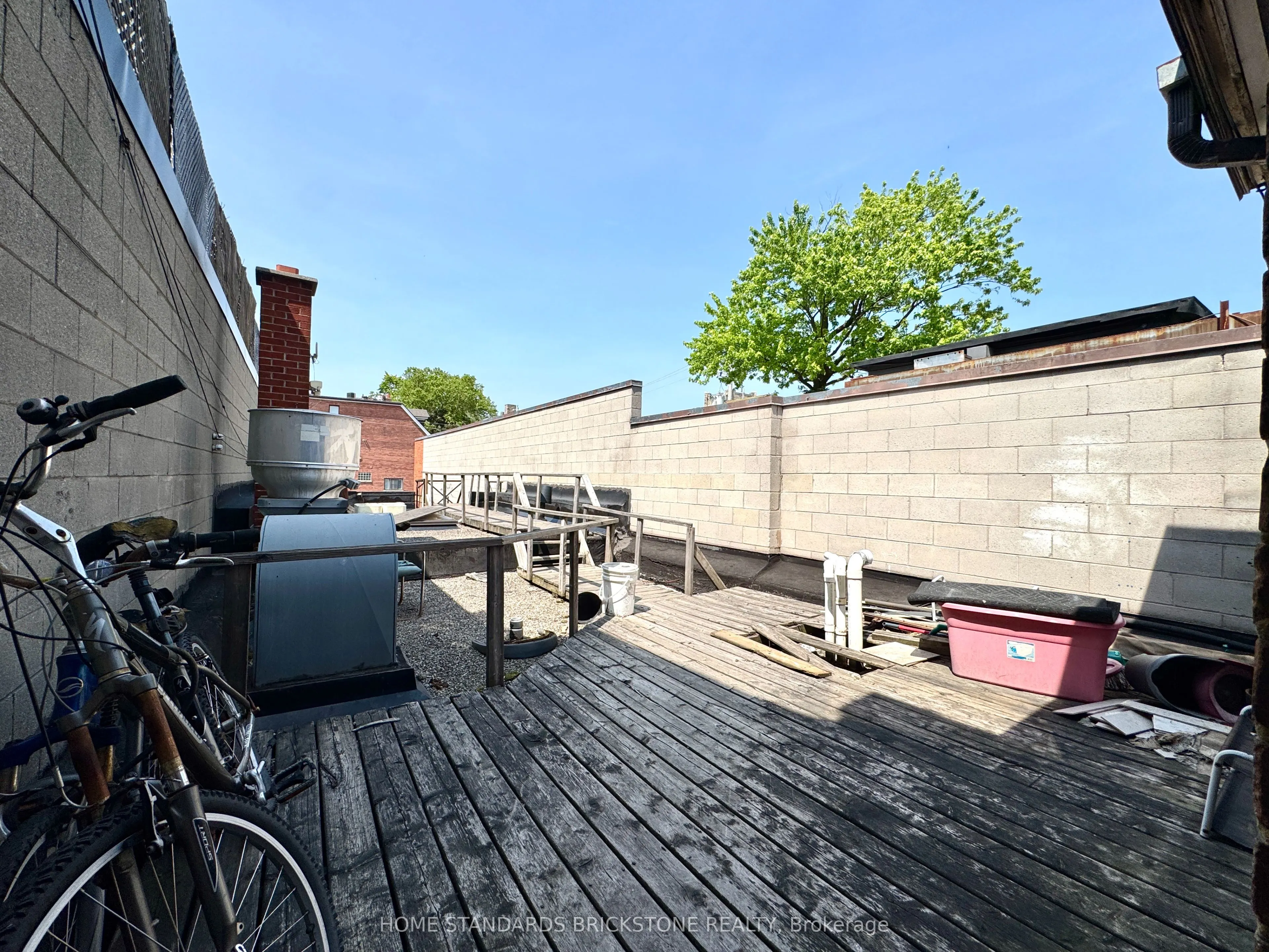 586 Bloor Street W