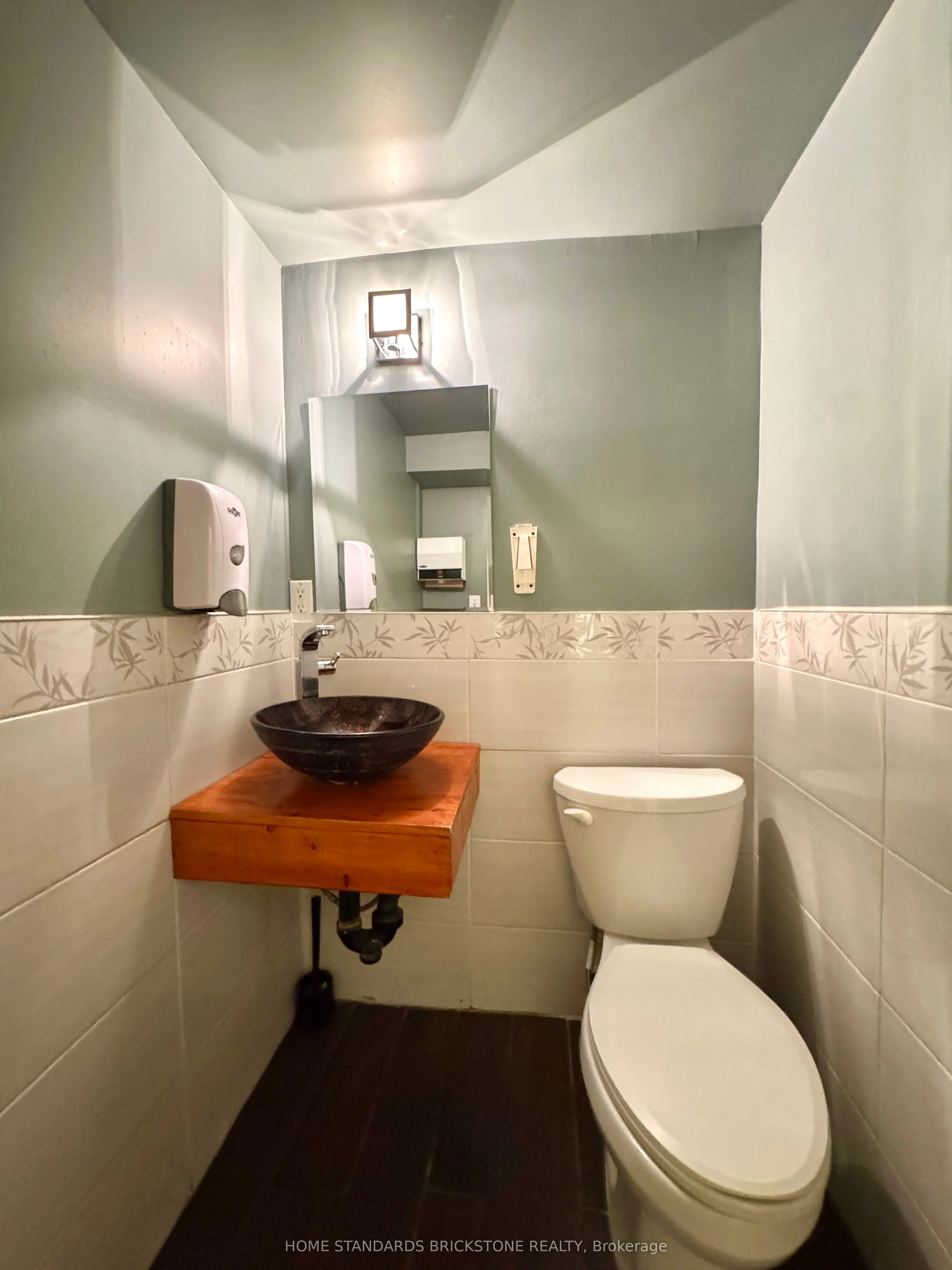 586 Bloor Street W