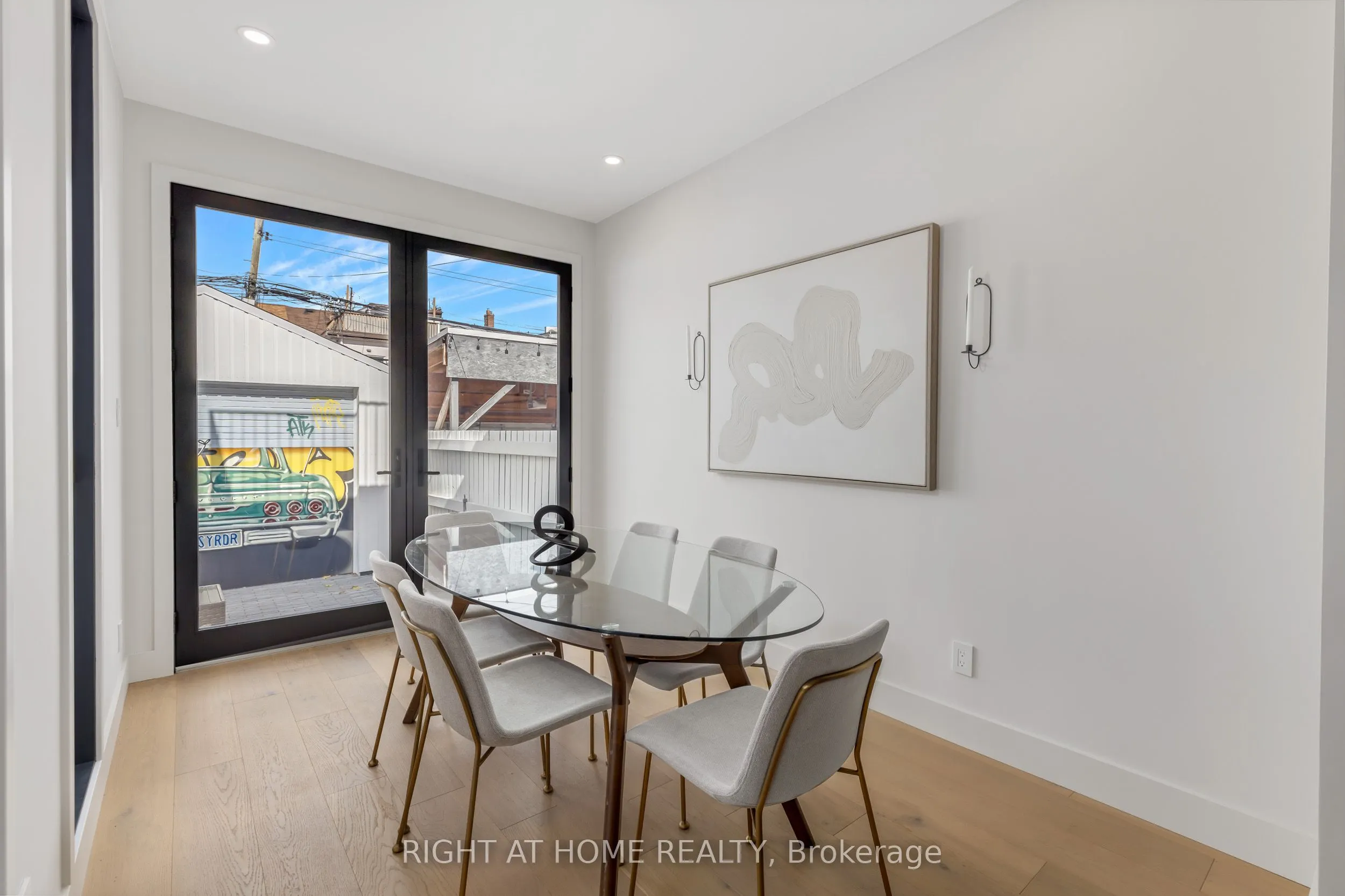 768 Richmond Street W