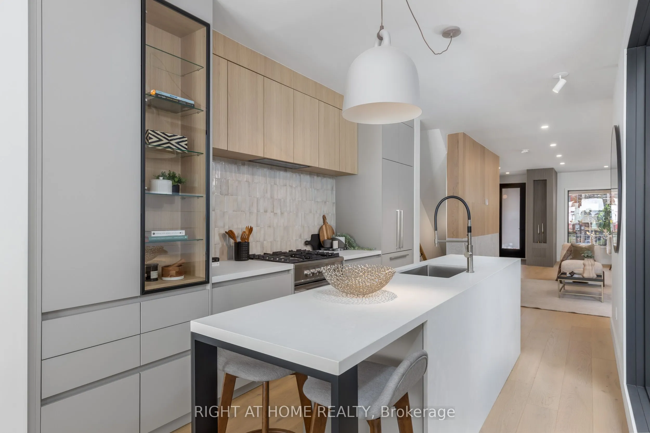 768 Richmond Street W