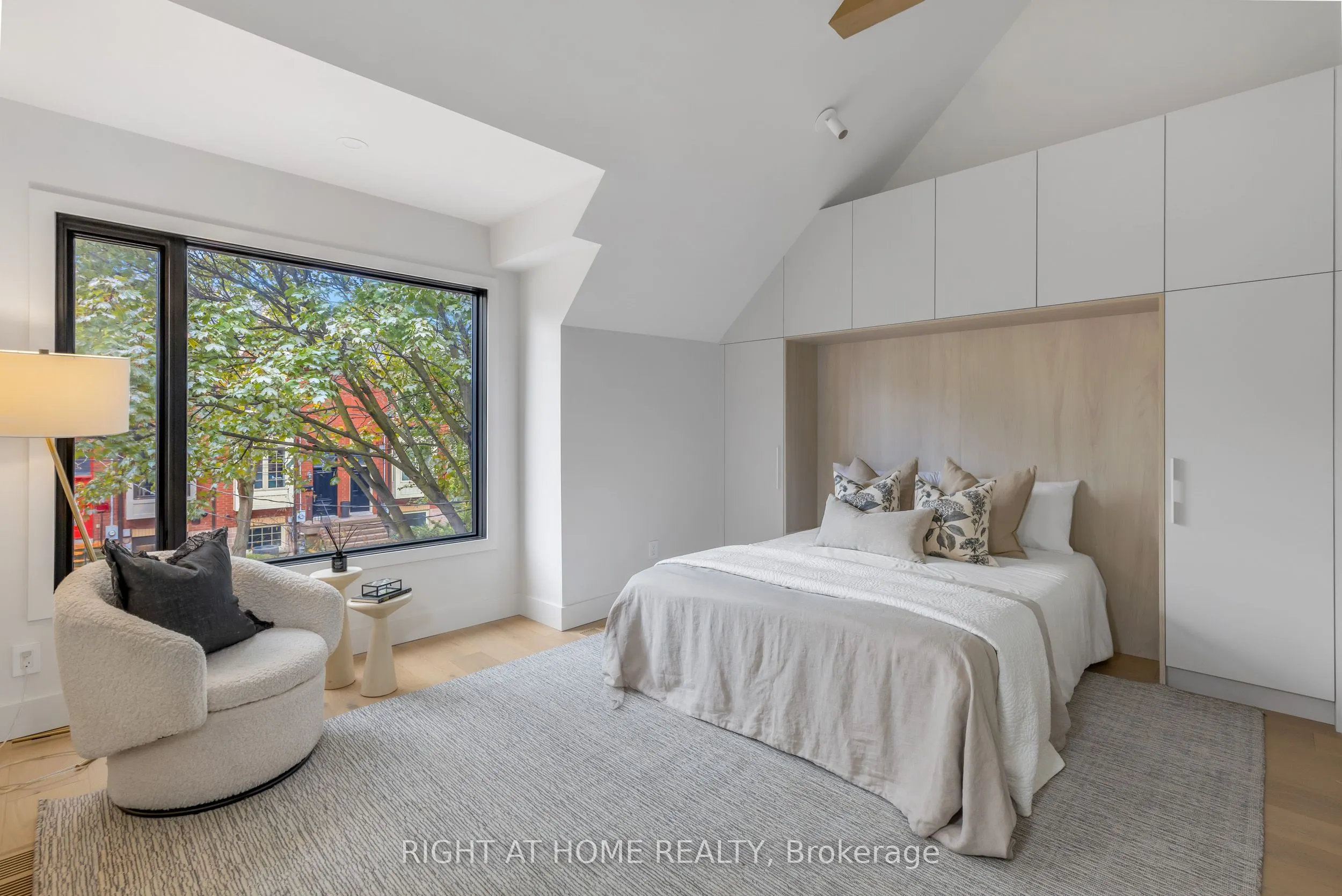 768 Richmond Street W