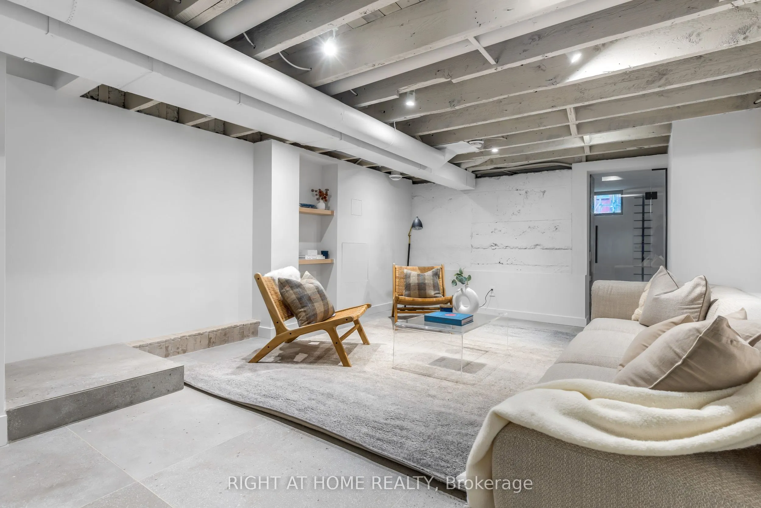 768 Richmond Street W