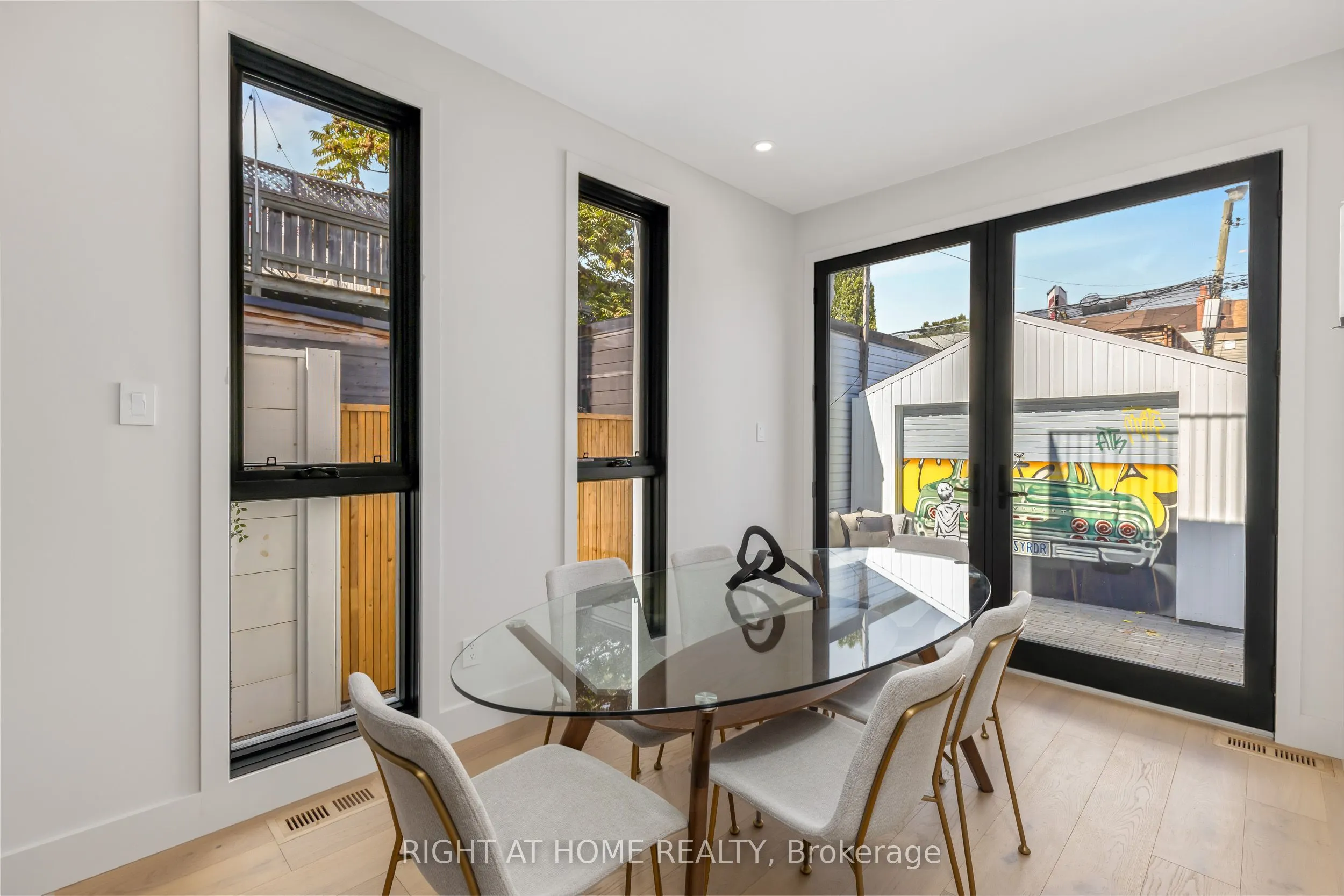 768 Richmond Street W