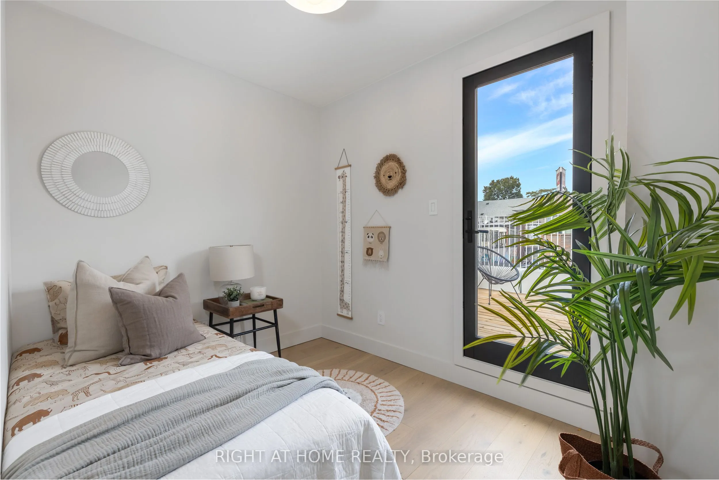 768 Richmond Street W