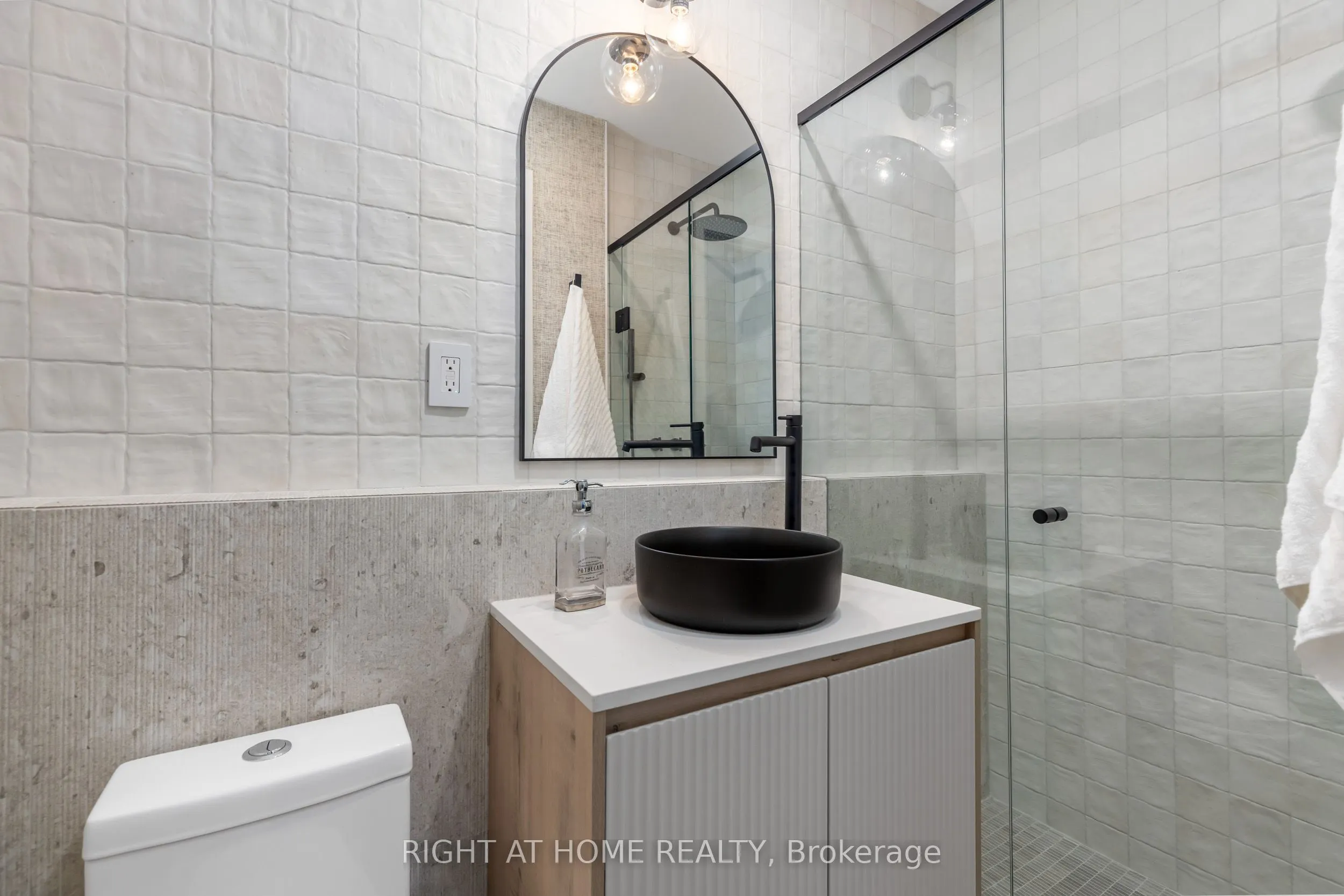 768 Richmond Street W