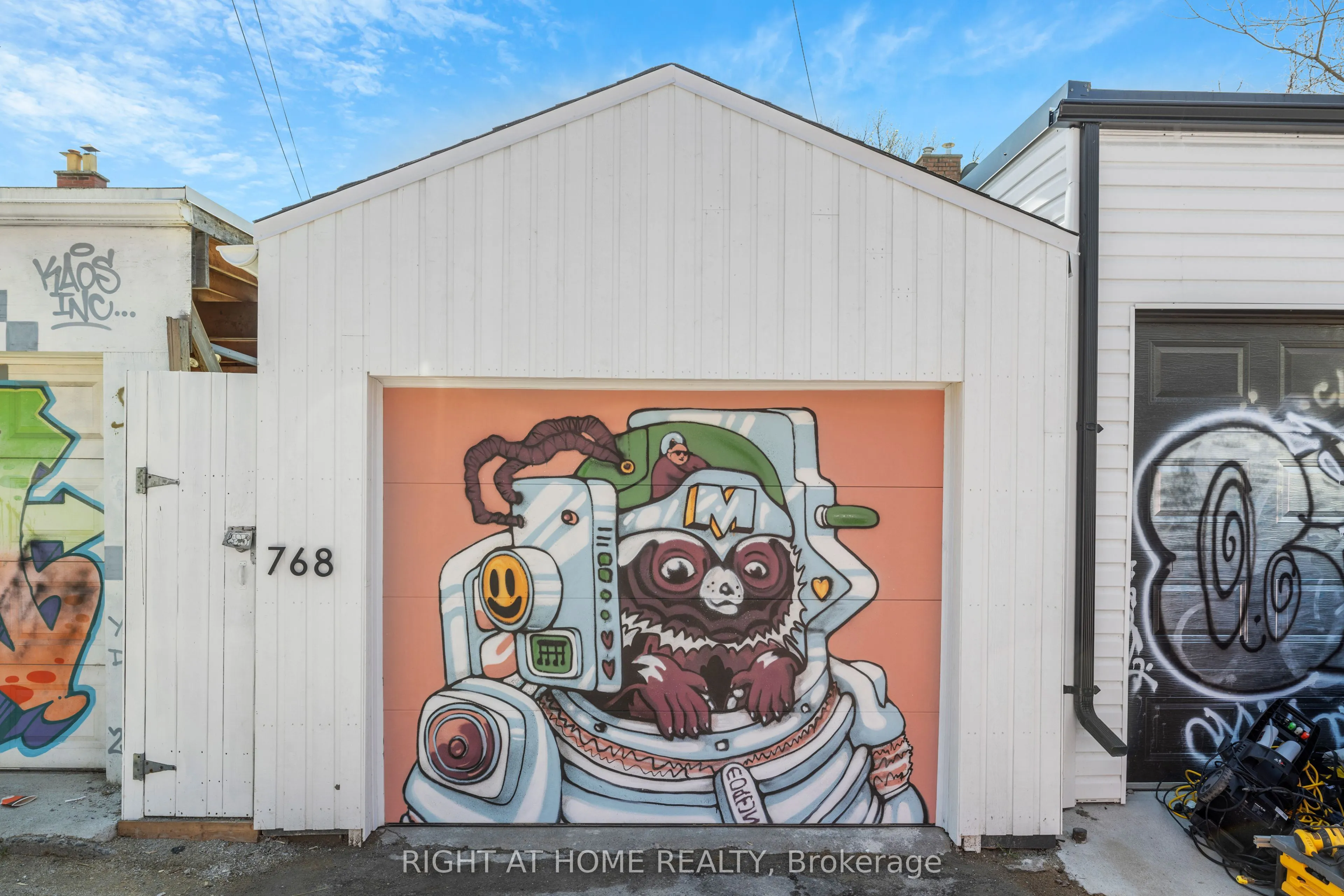 768 Richmond Street W