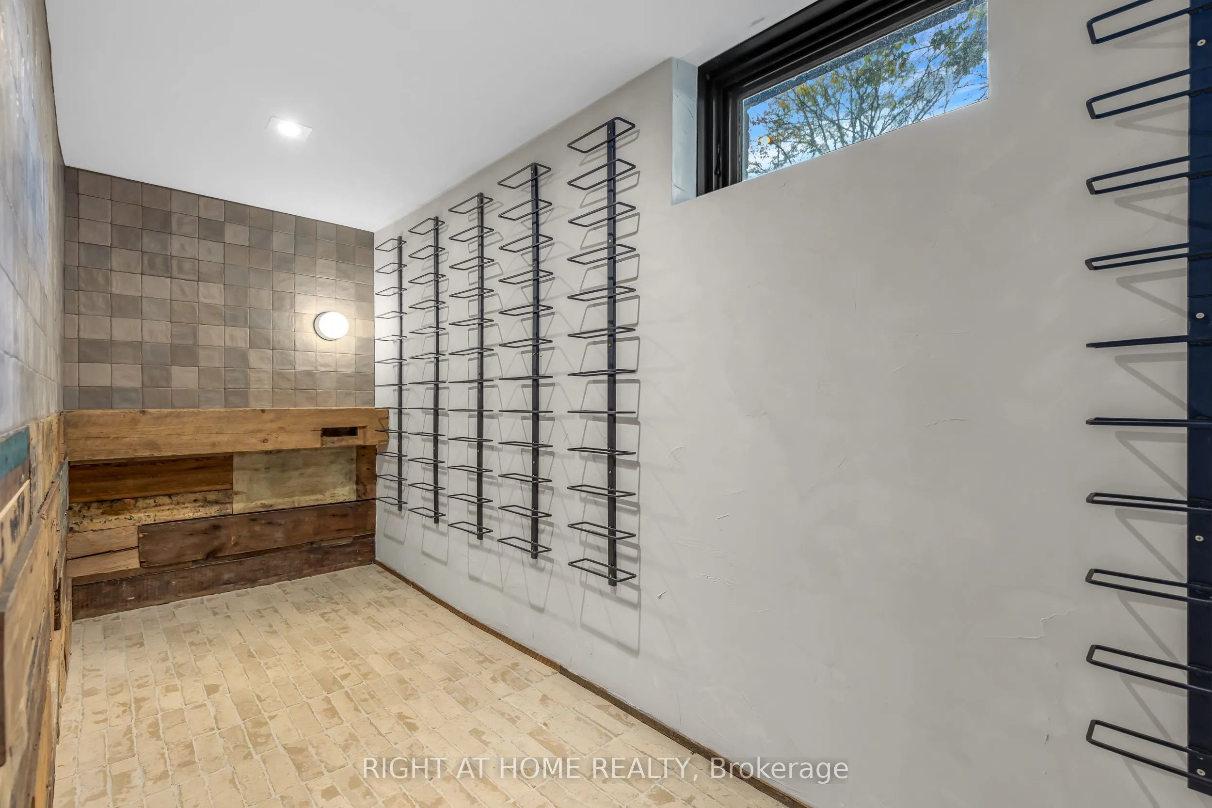 768 Richmond Street W