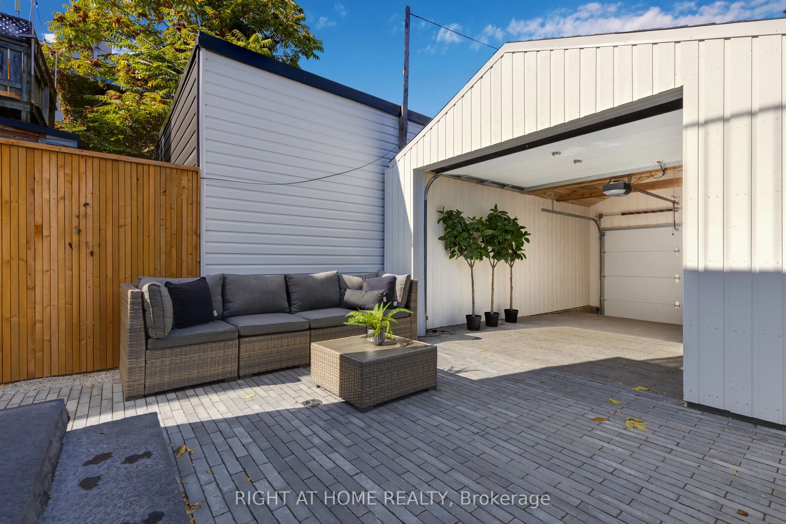 768 Richmond Street W