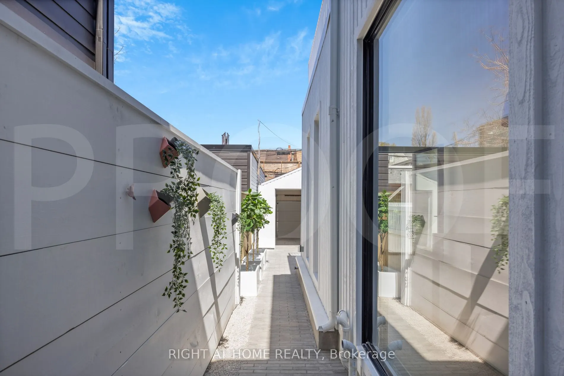 768 Richmond Street W