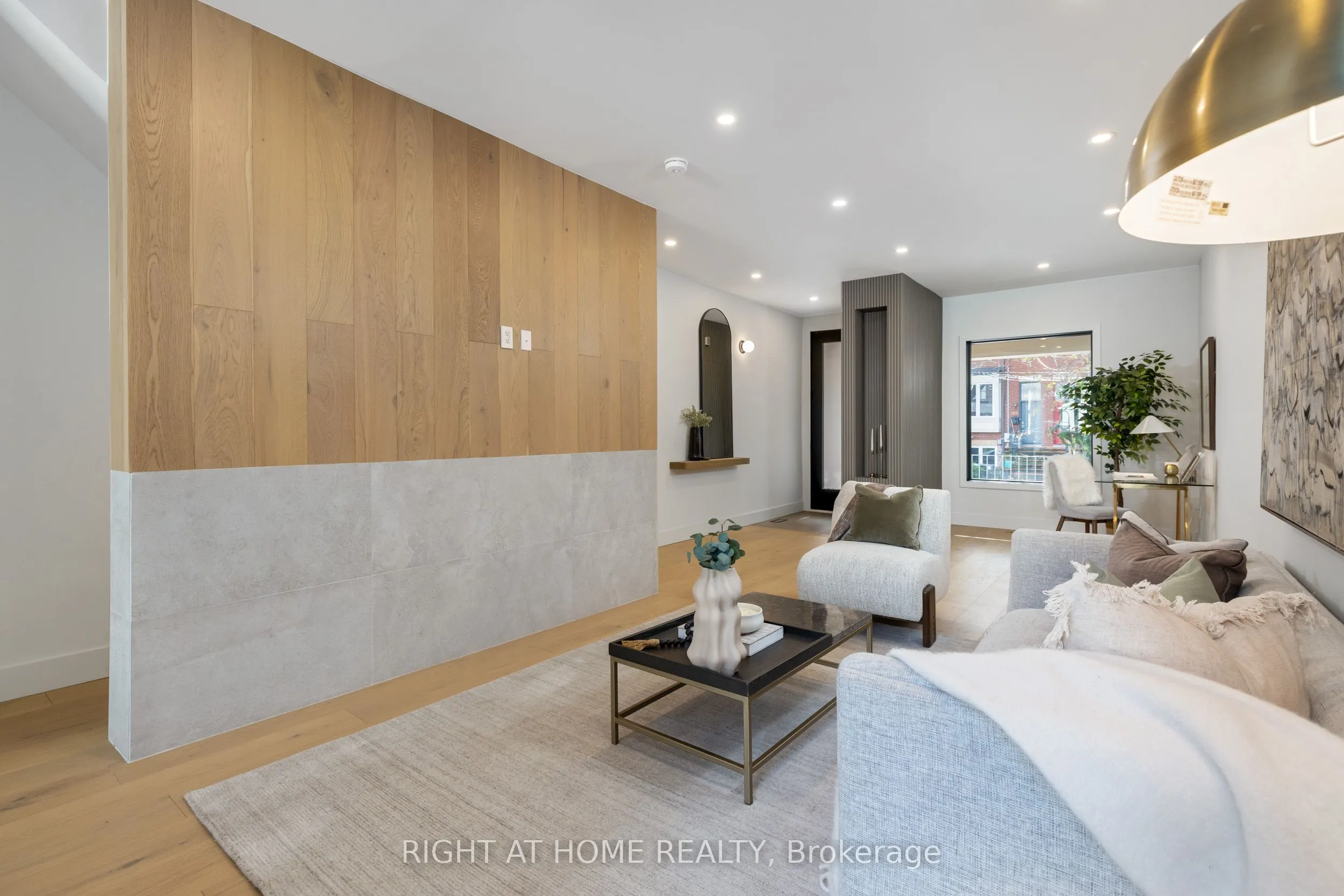 768 Richmond Street W
