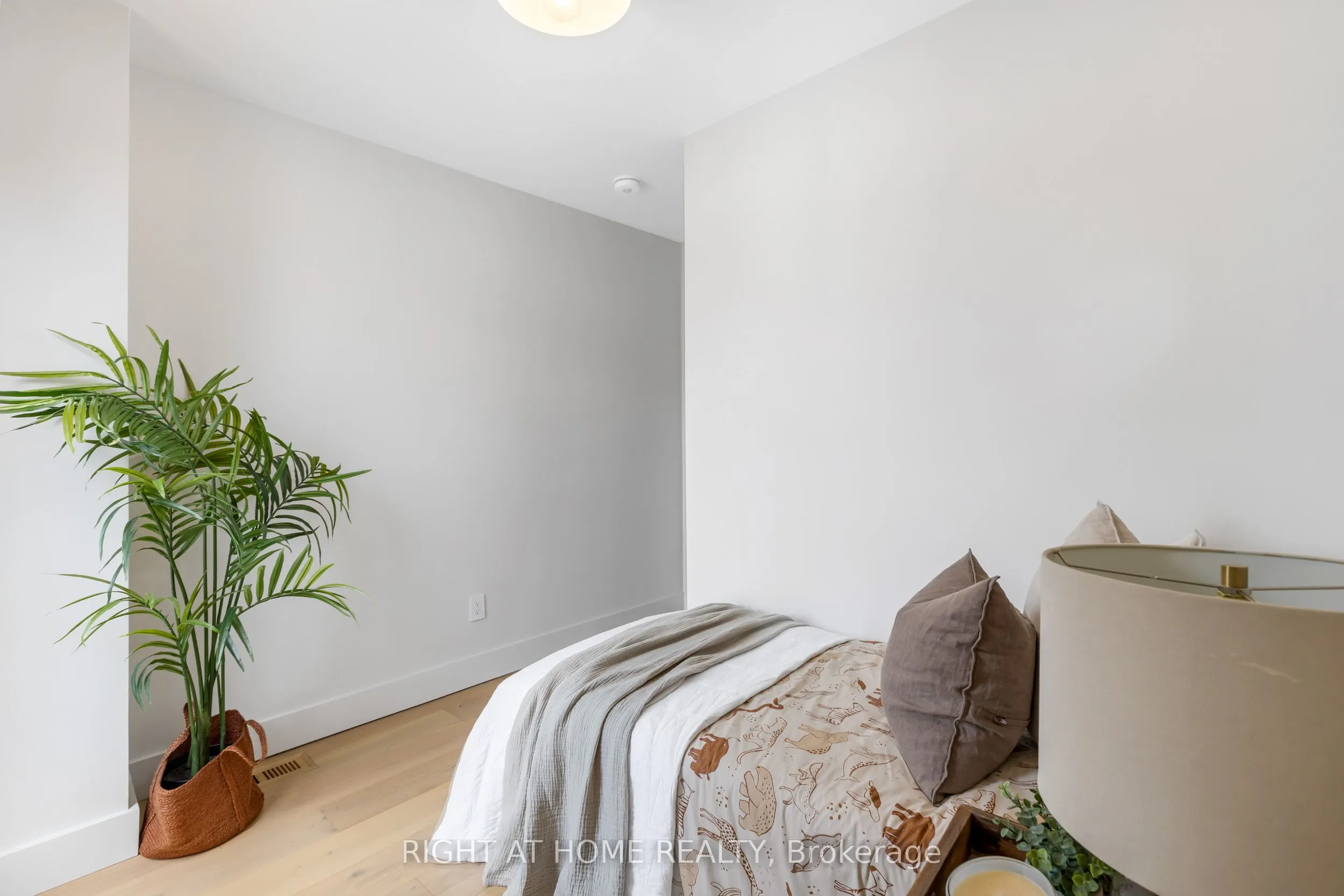 768 Richmond Street W