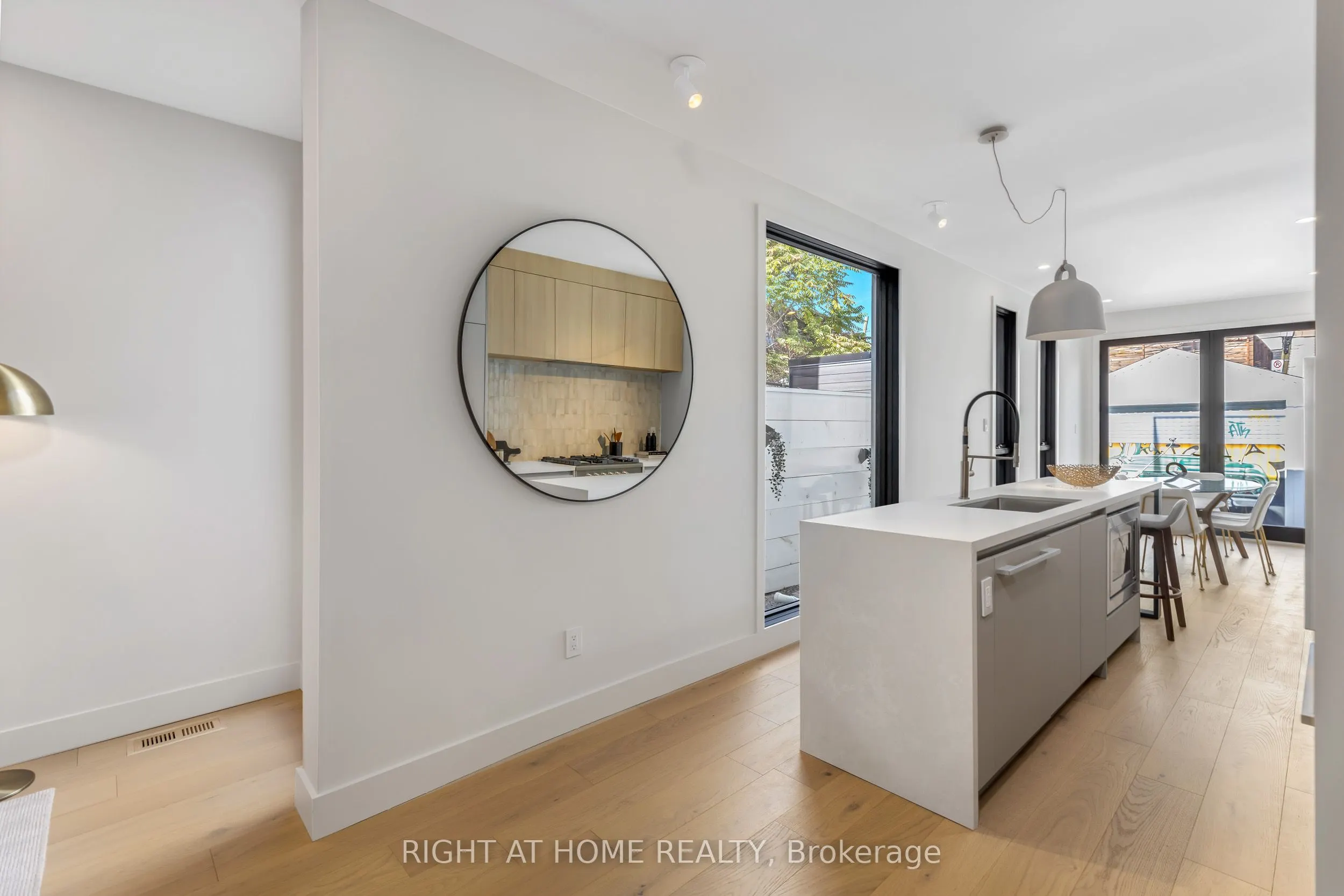 768 Richmond Street W