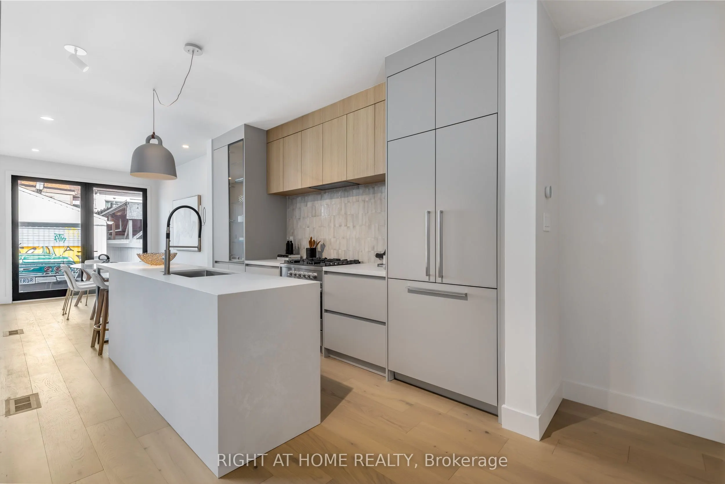 768 Richmond Street W