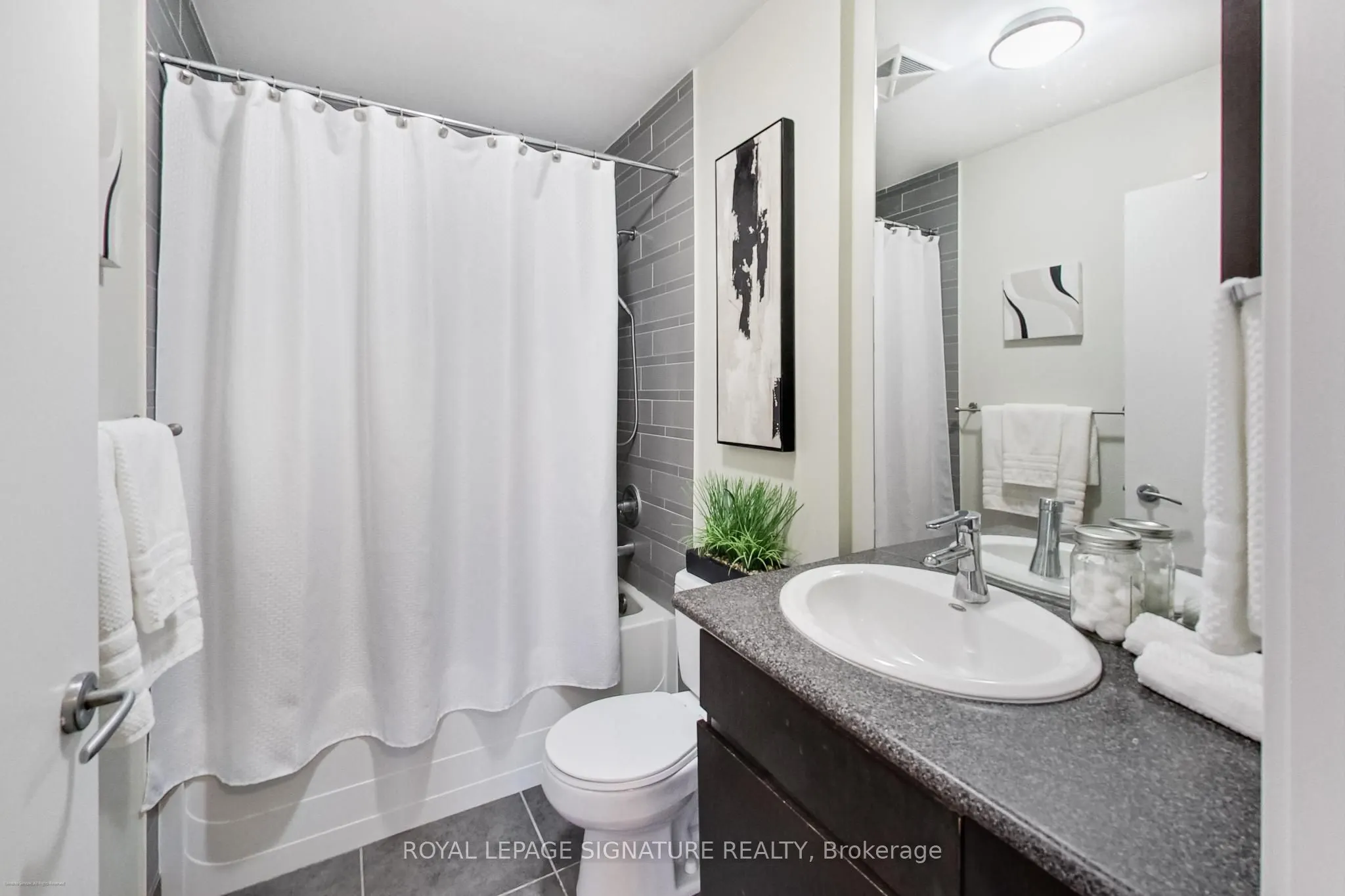 38 Niagara Street, #711