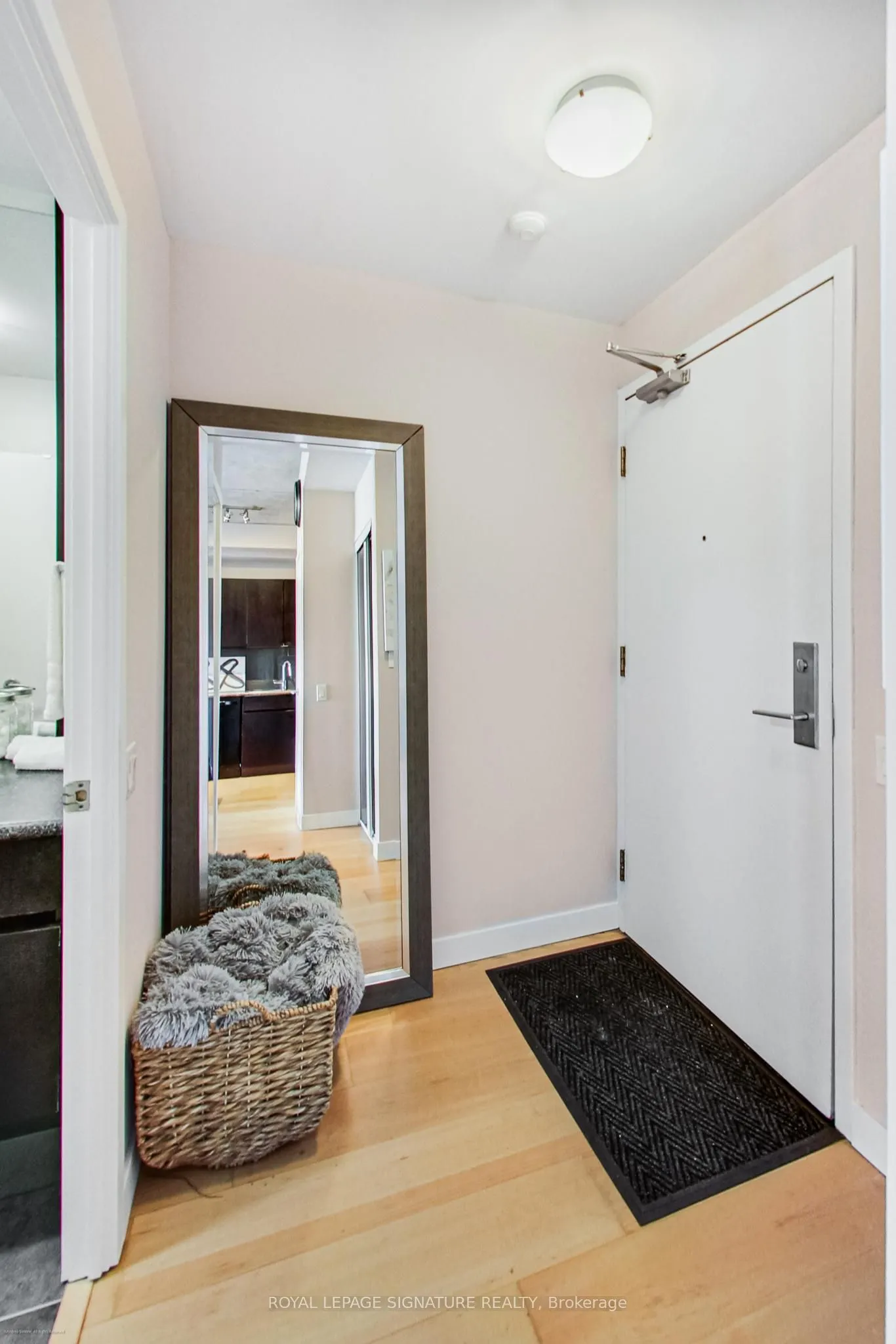 38 Niagara Street, #711