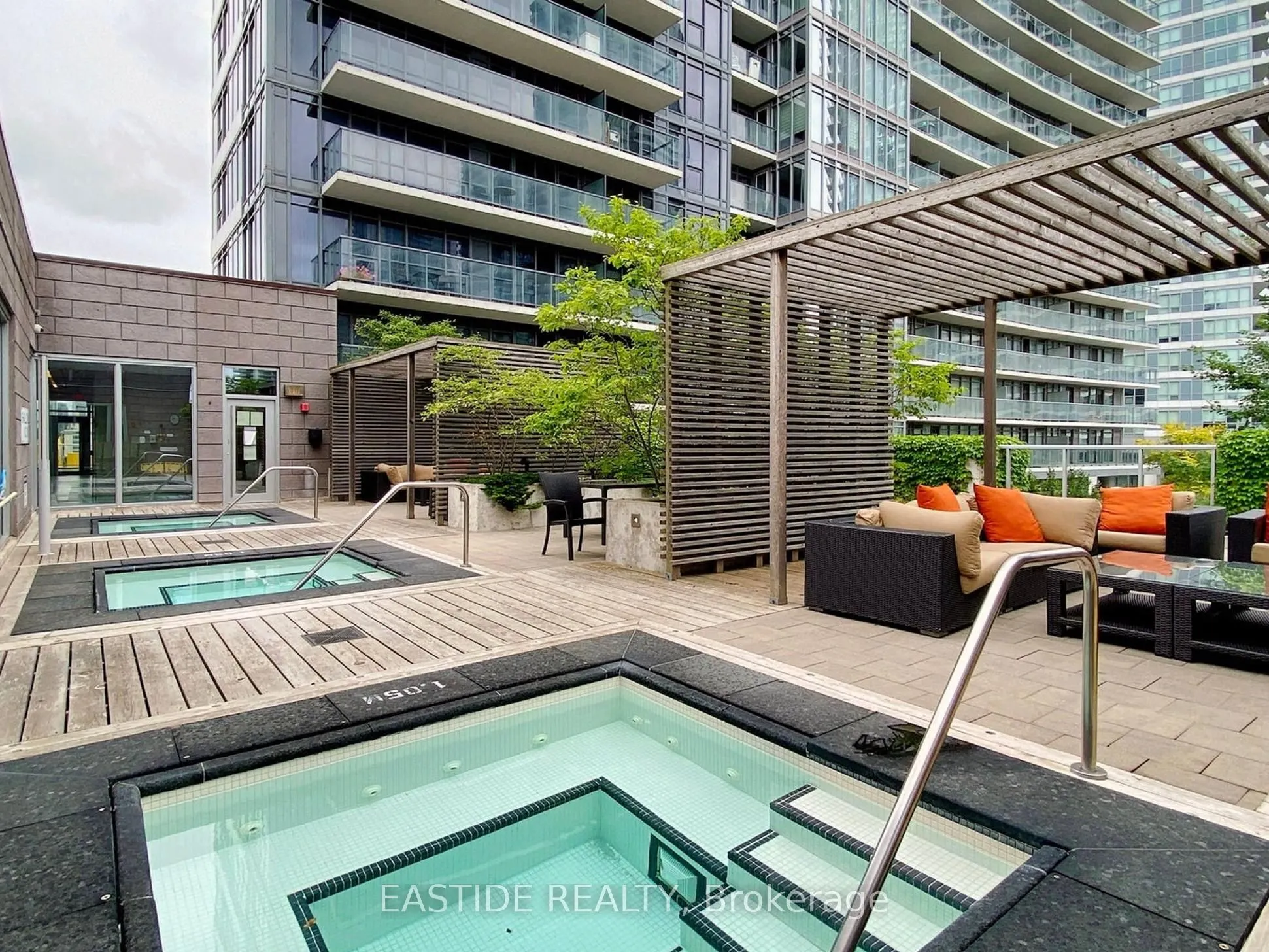121 Mcmahon Drive, #2516