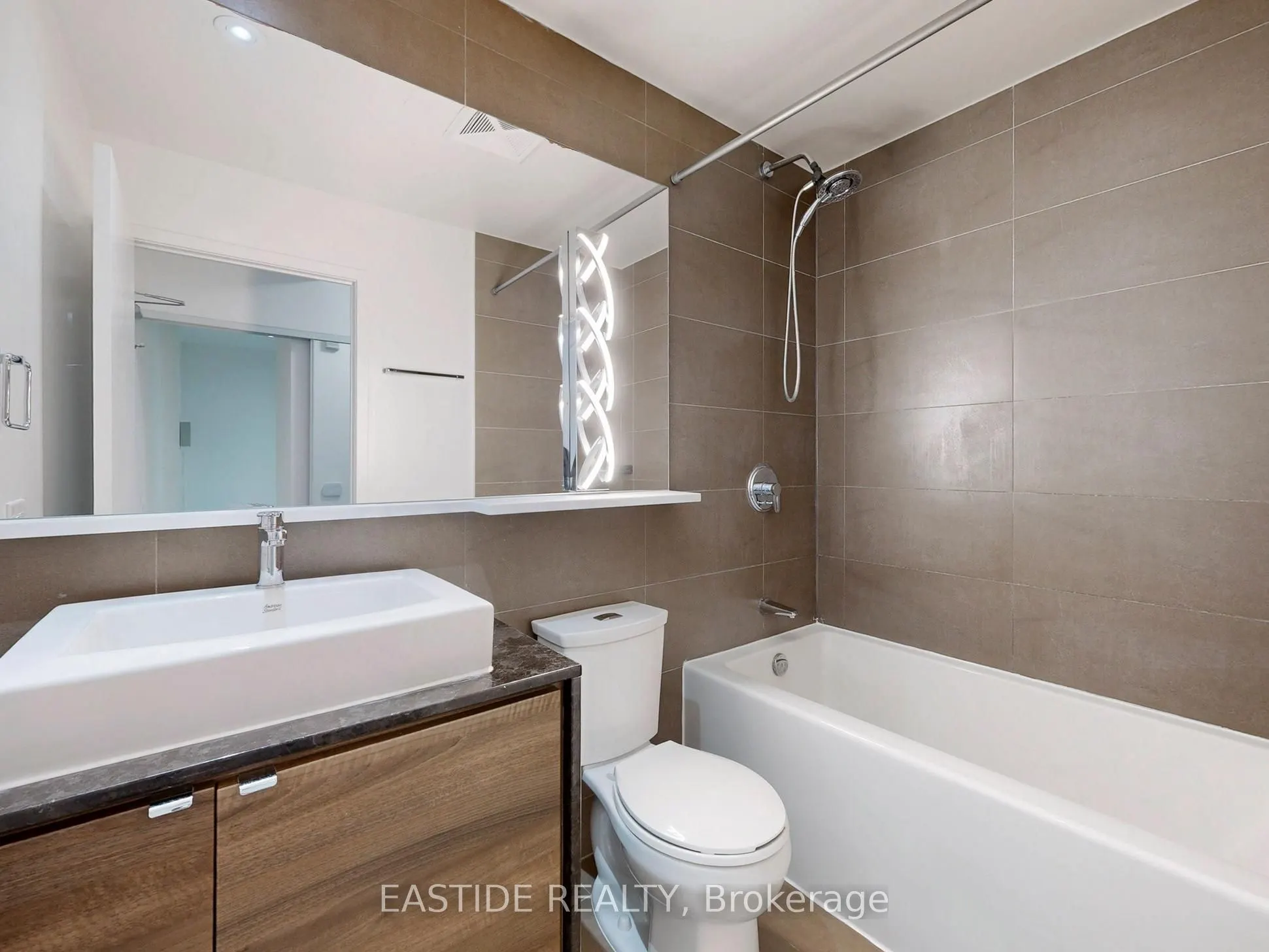 121 Mcmahon Drive, #2516