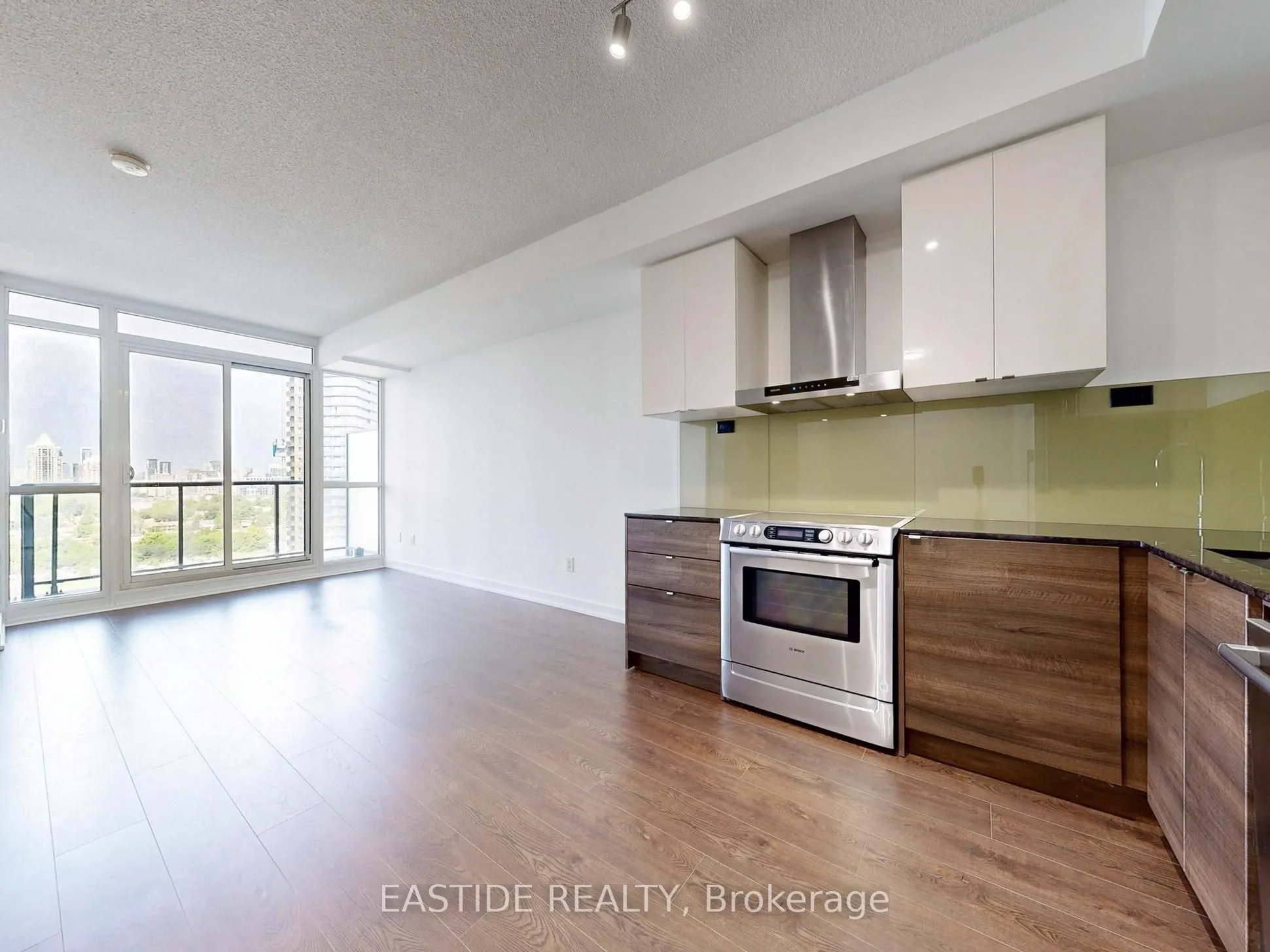 121 Mcmahon Drive, #2516