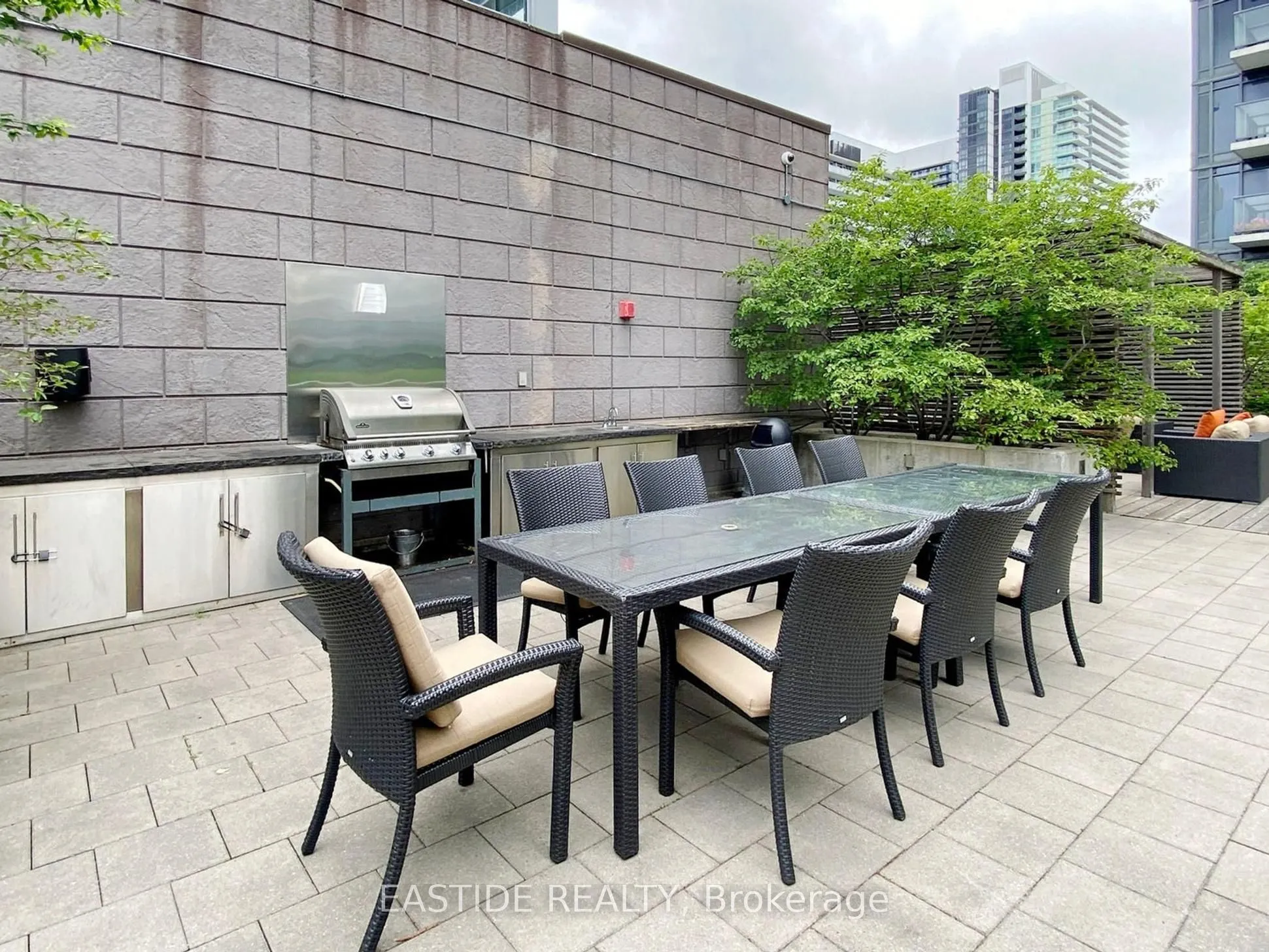 121 Mcmahon Drive, #2516