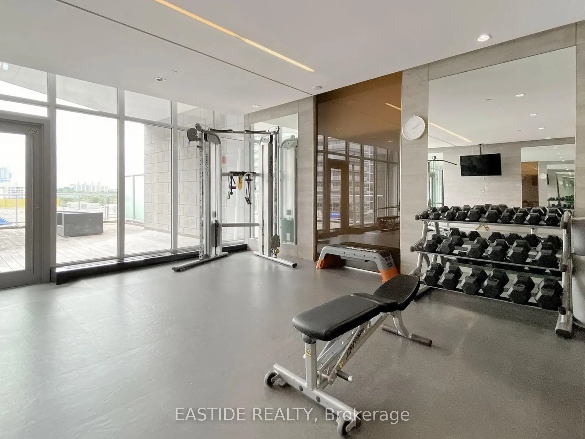 121 Mcmahon Drive, #2516