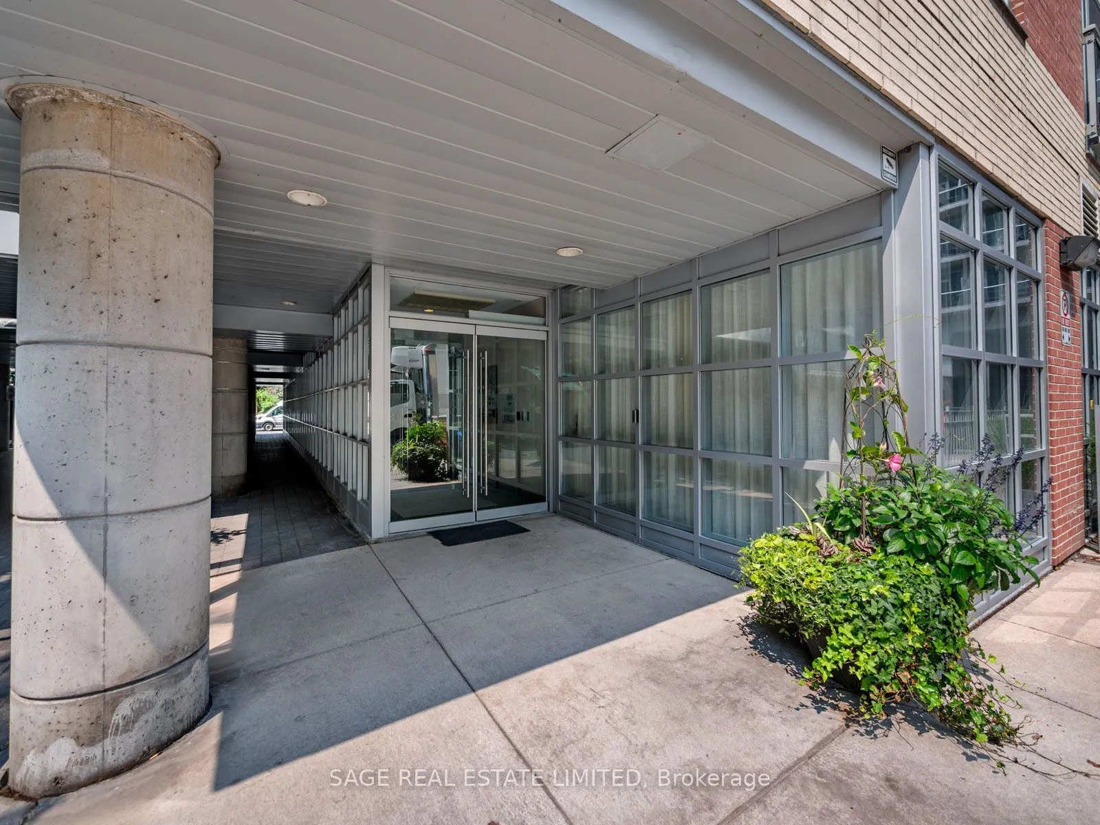 19 Brant Street W, #101
