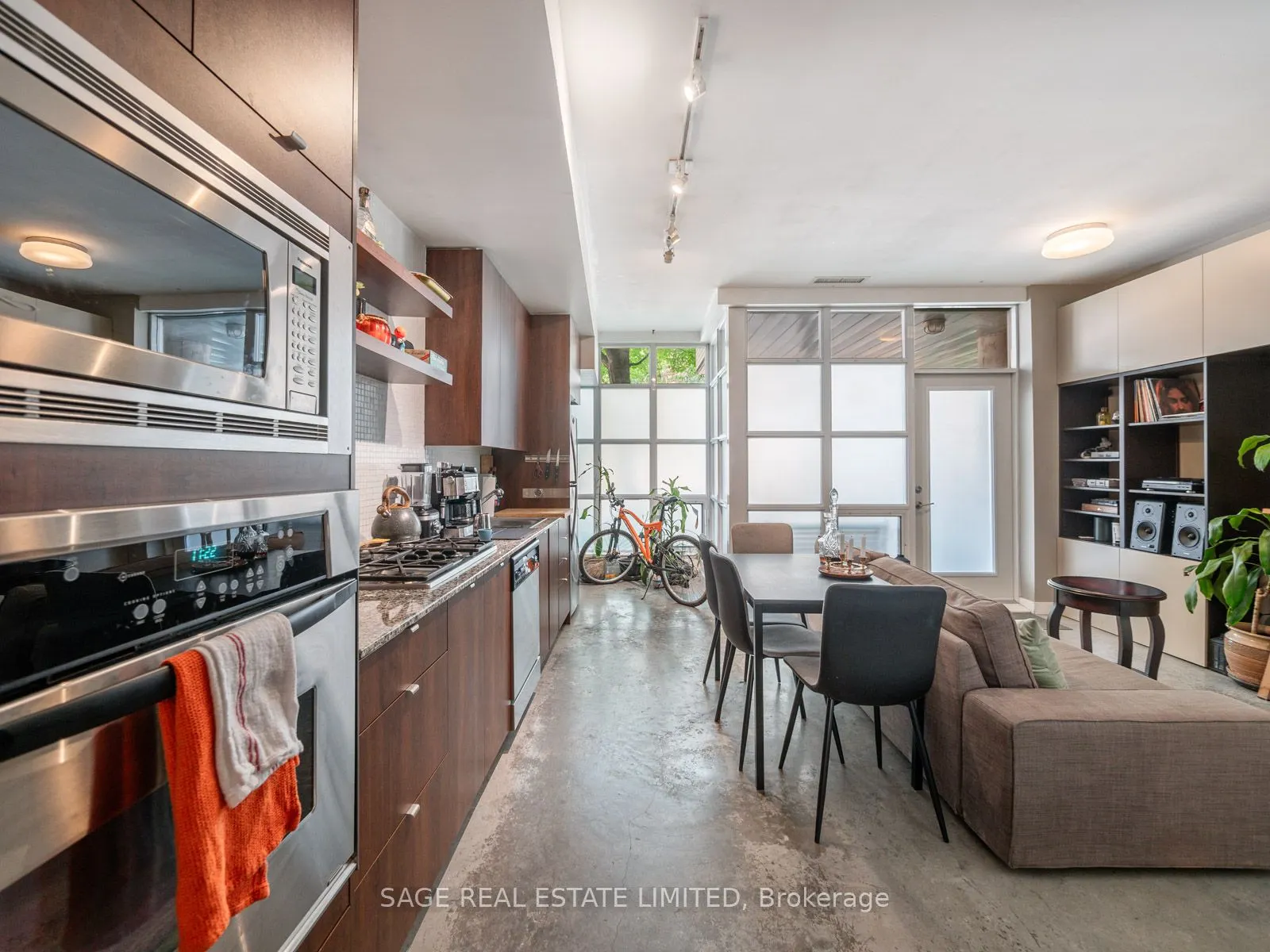 19 Brant Street W, #101