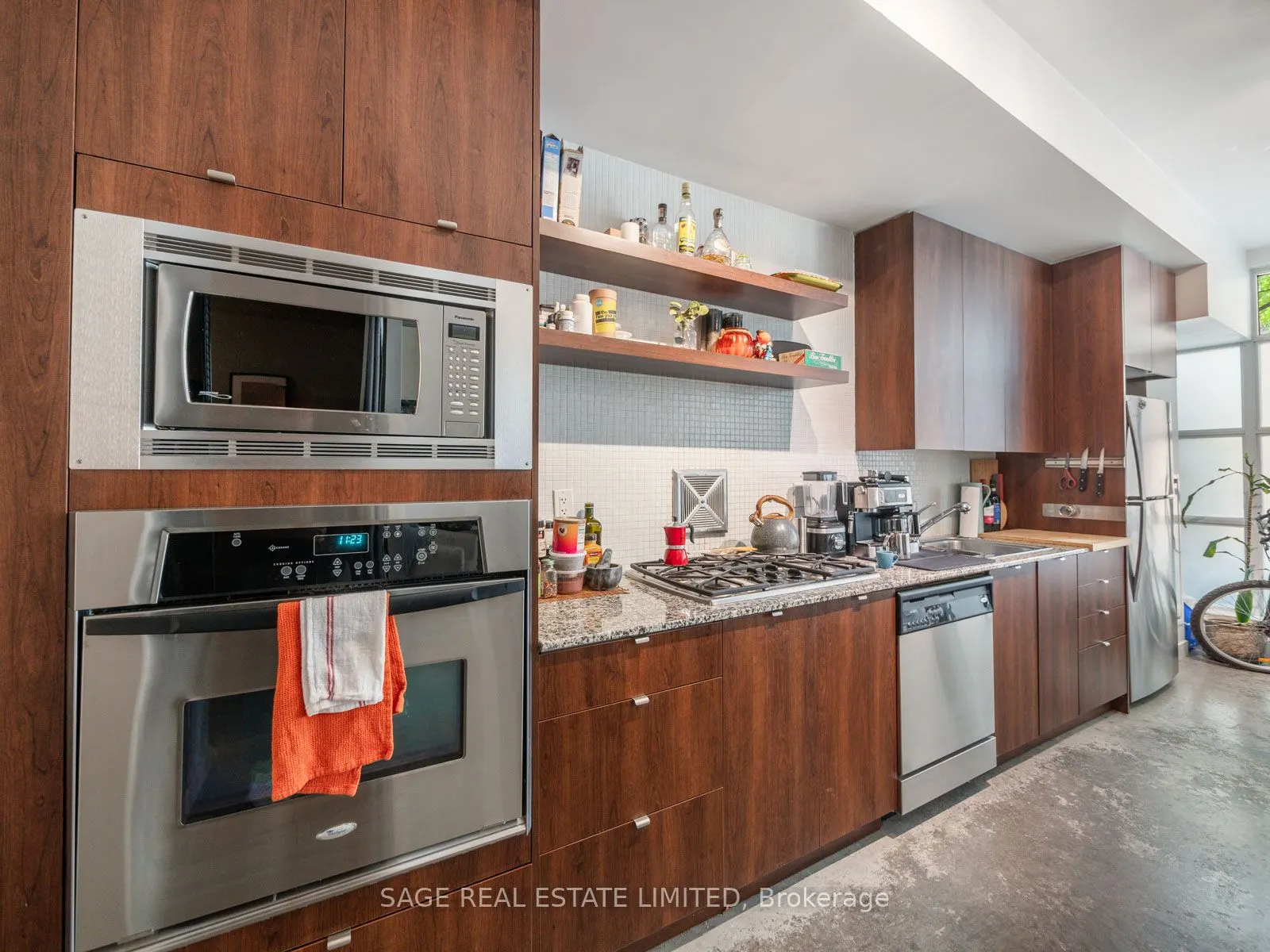 19 Brant Street W, #101