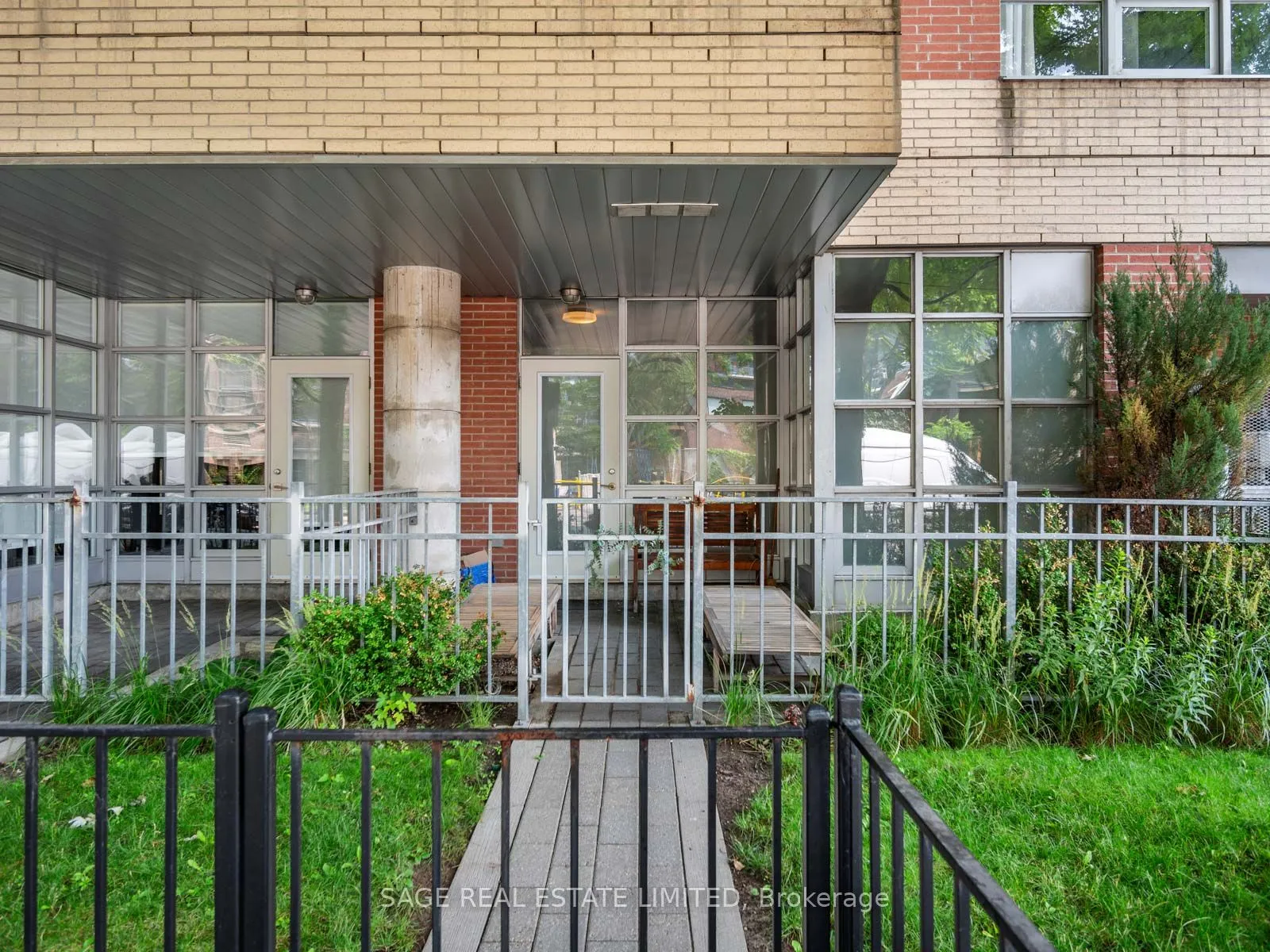 19 Brant Street W, #101