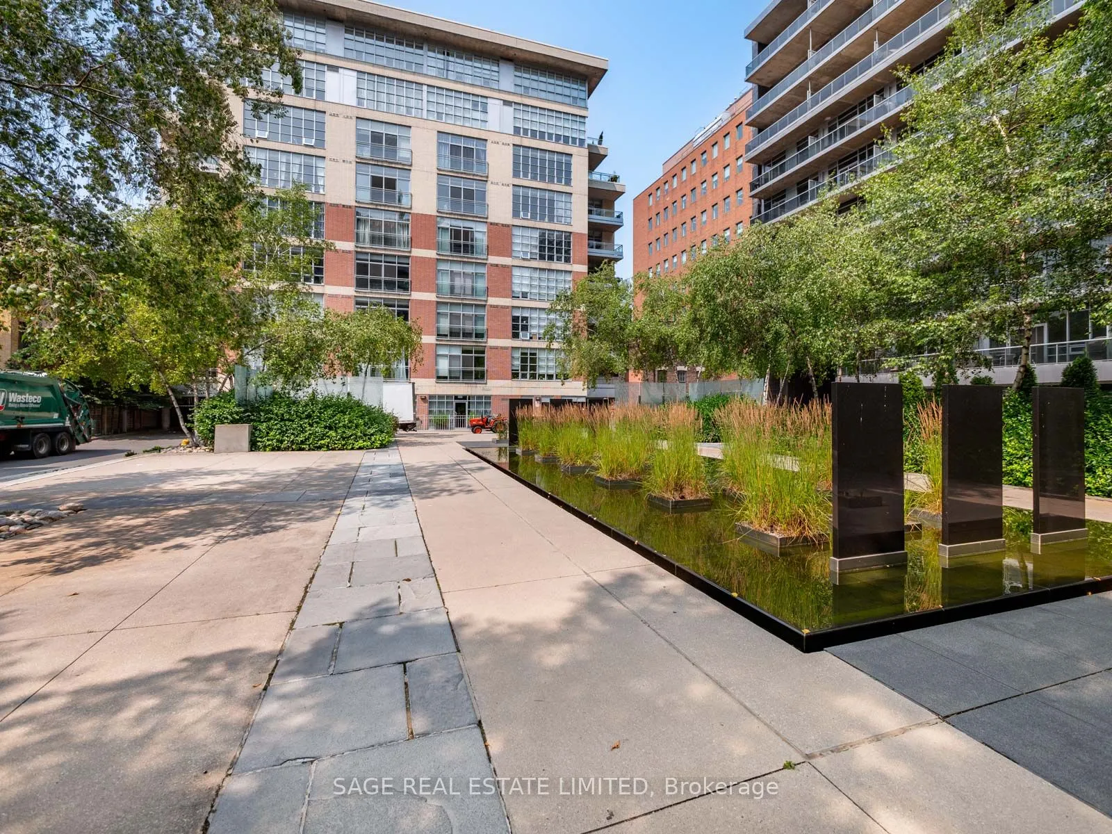 19 Brant Street W, #101