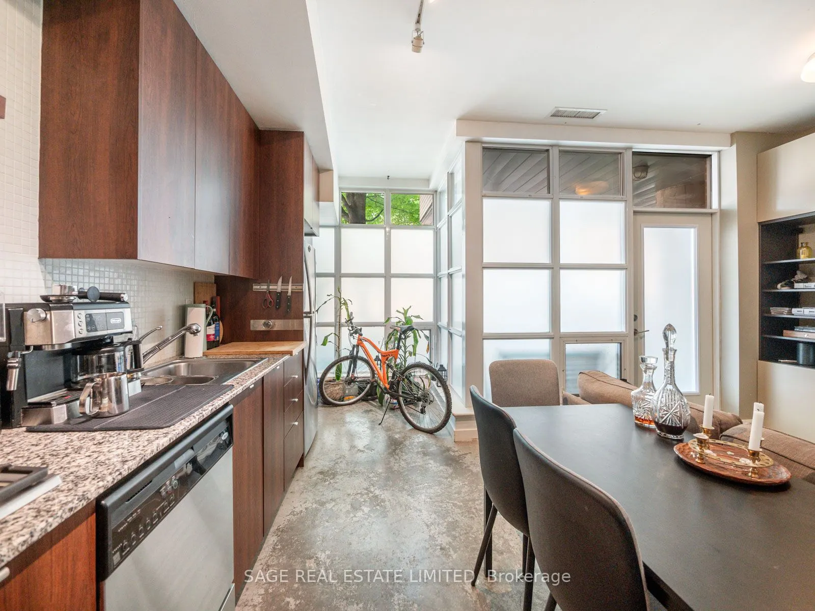 19 Brant Street W, #101
