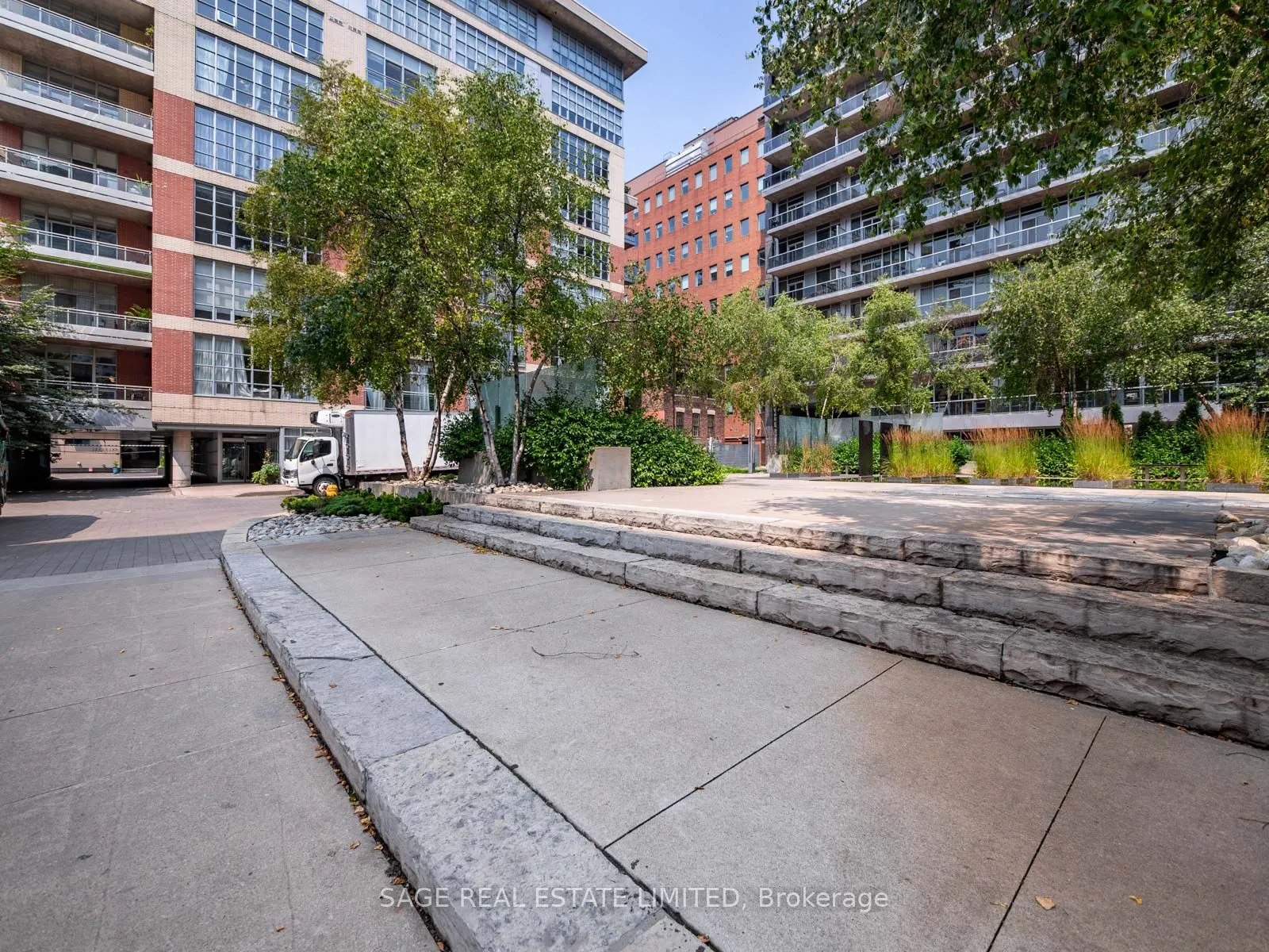 19 Brant Street W, #101