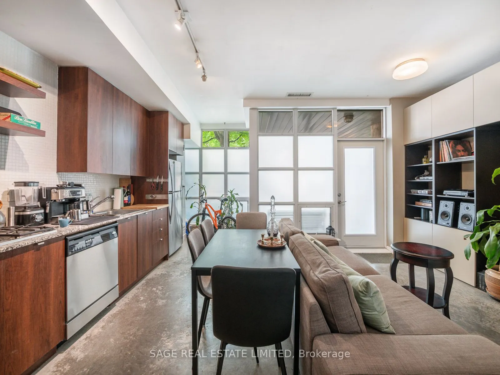19 Brant Street W, #101