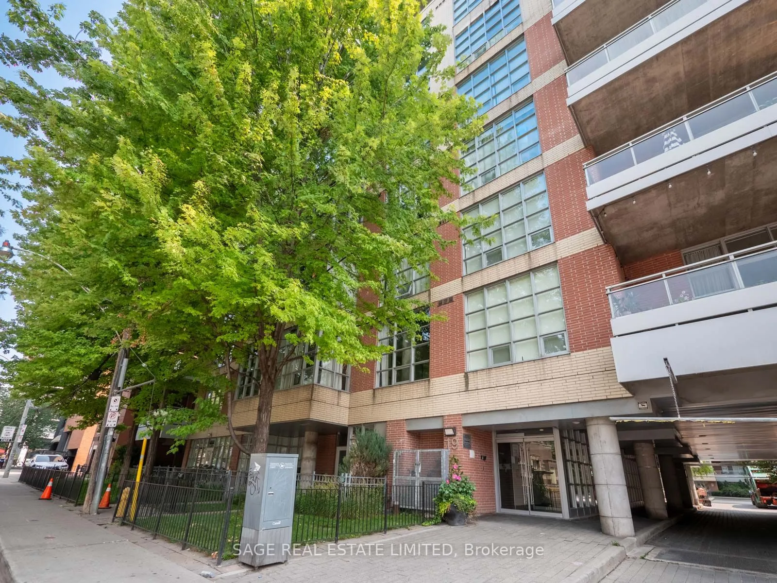 19 Brant Street W, #101
