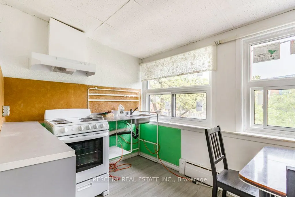 390 College Street, #1