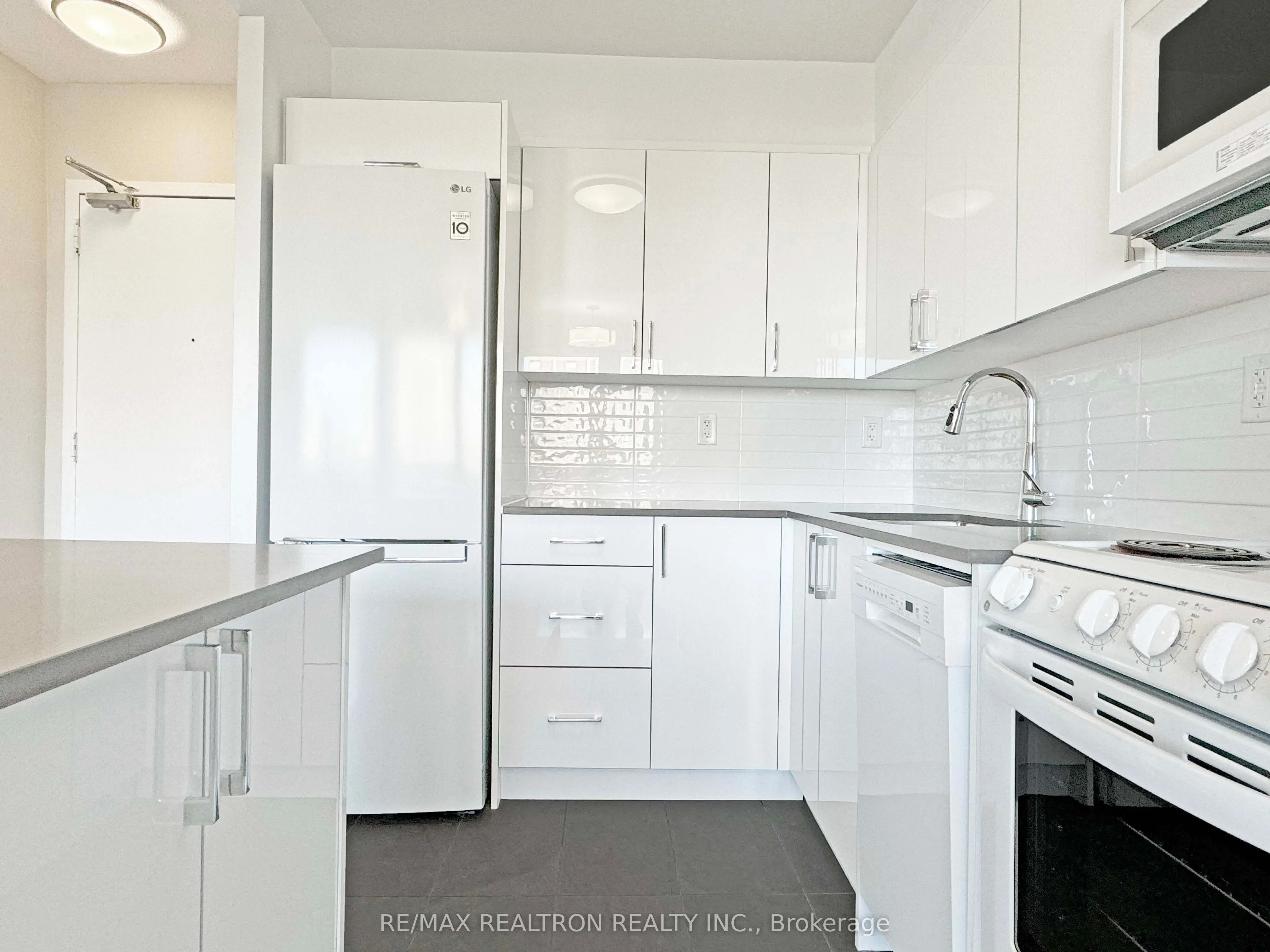 666 Spadina Avenue, #808