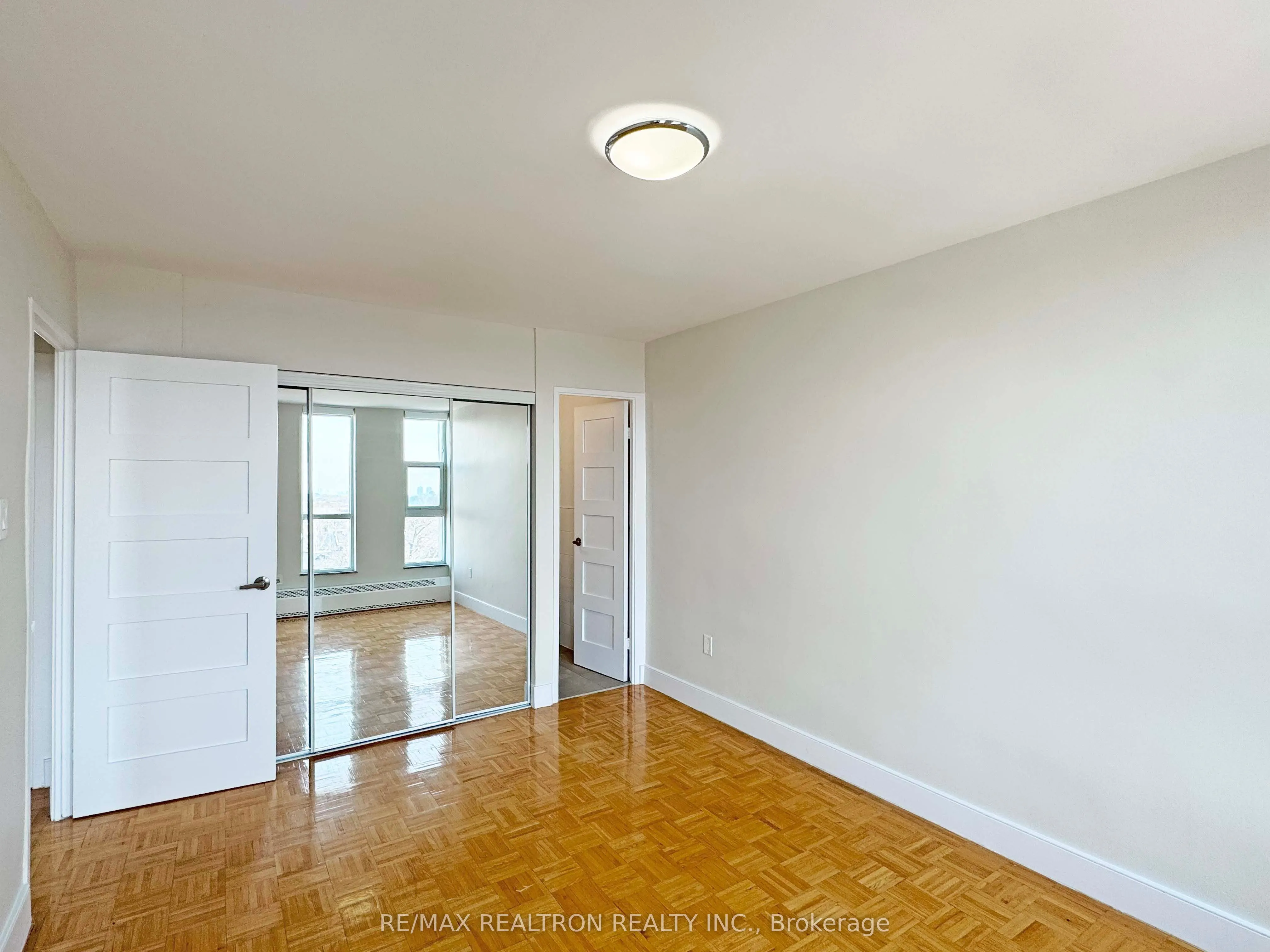 666 Spadina Avenue, #811